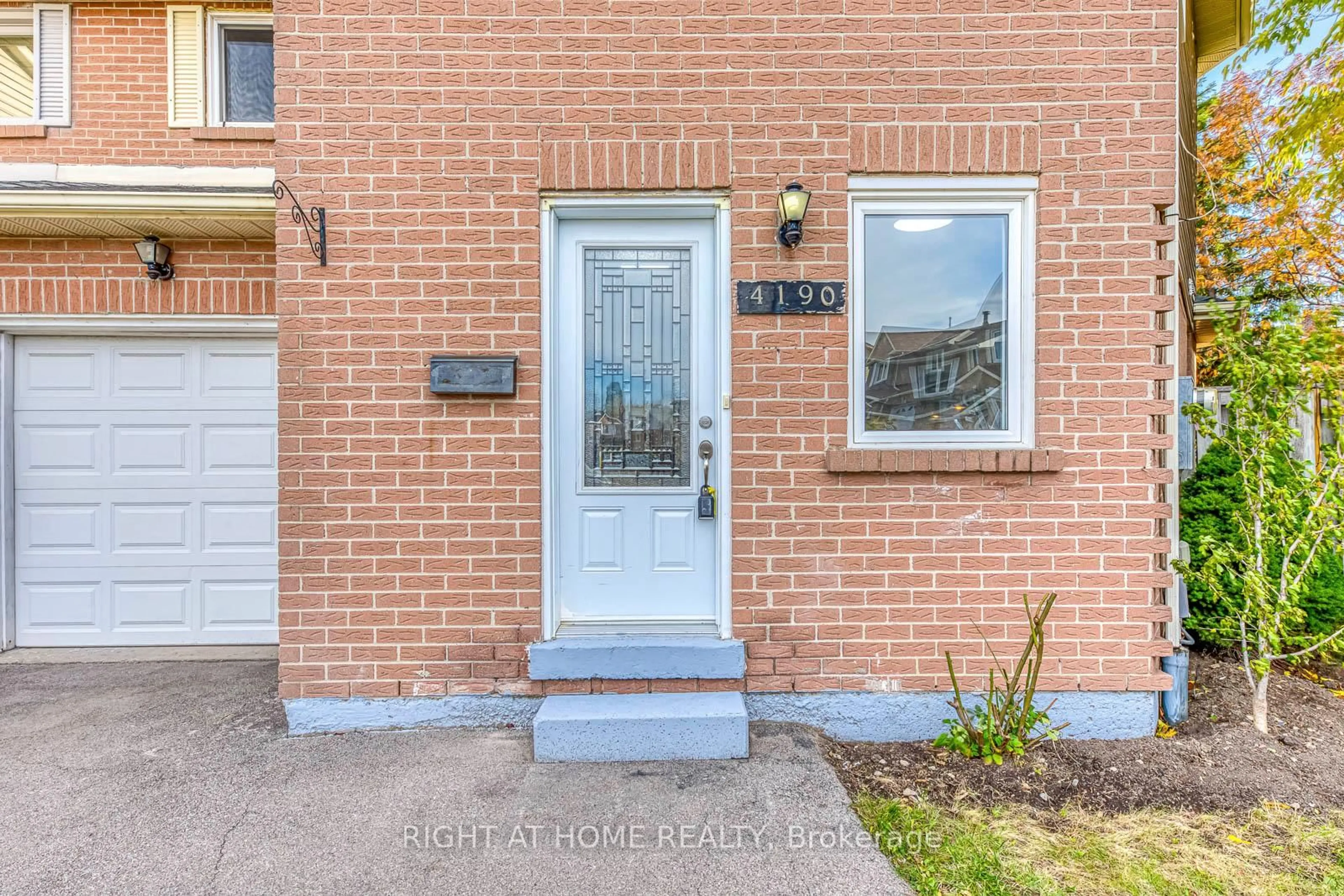 Home with brick exterior material, street for 4190 Squire Crt, Mississauga Ontario L5B 2Y3