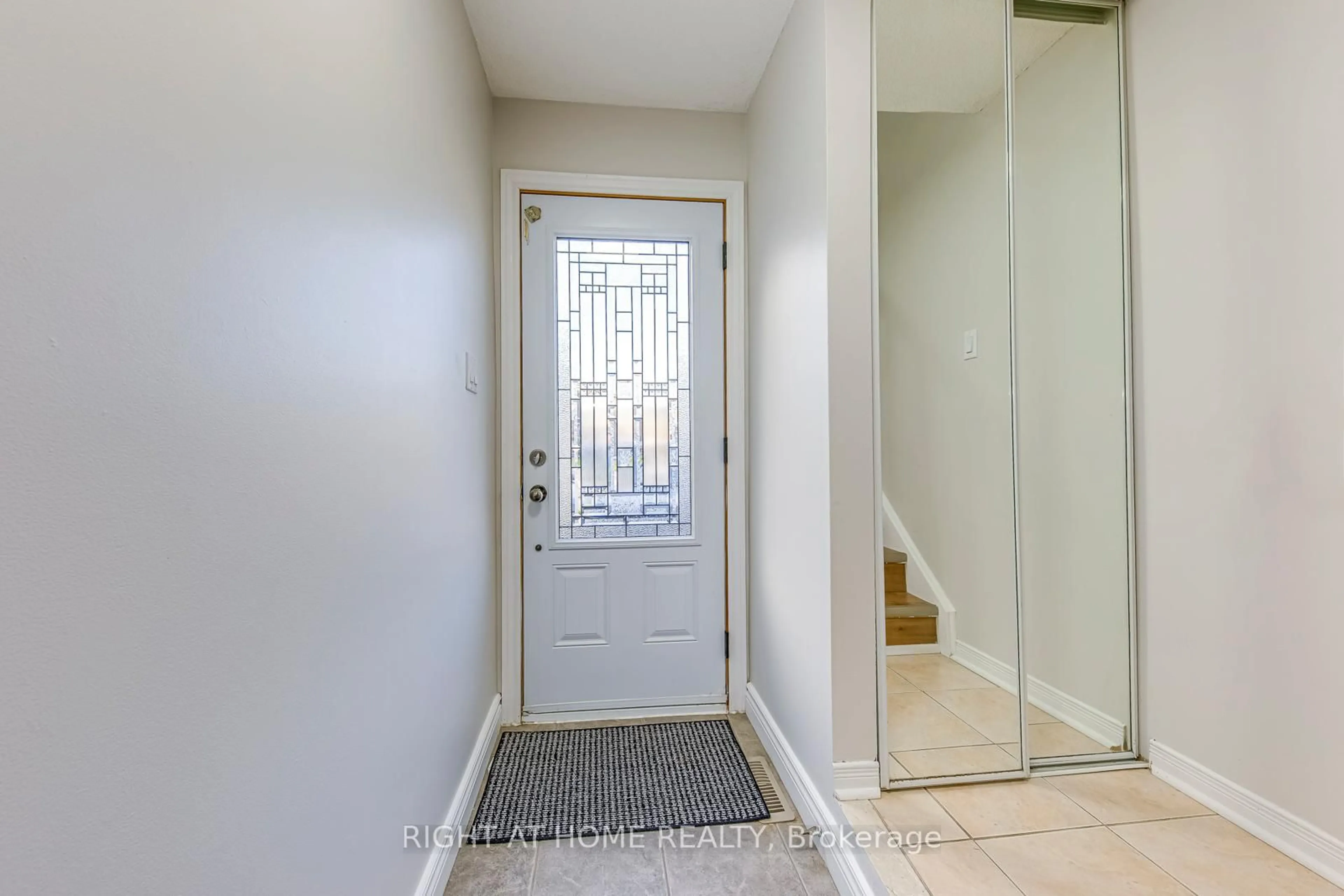 Indoor entryway for 4190 Squire Crt, Mississauga Ontario L5B 2Y3