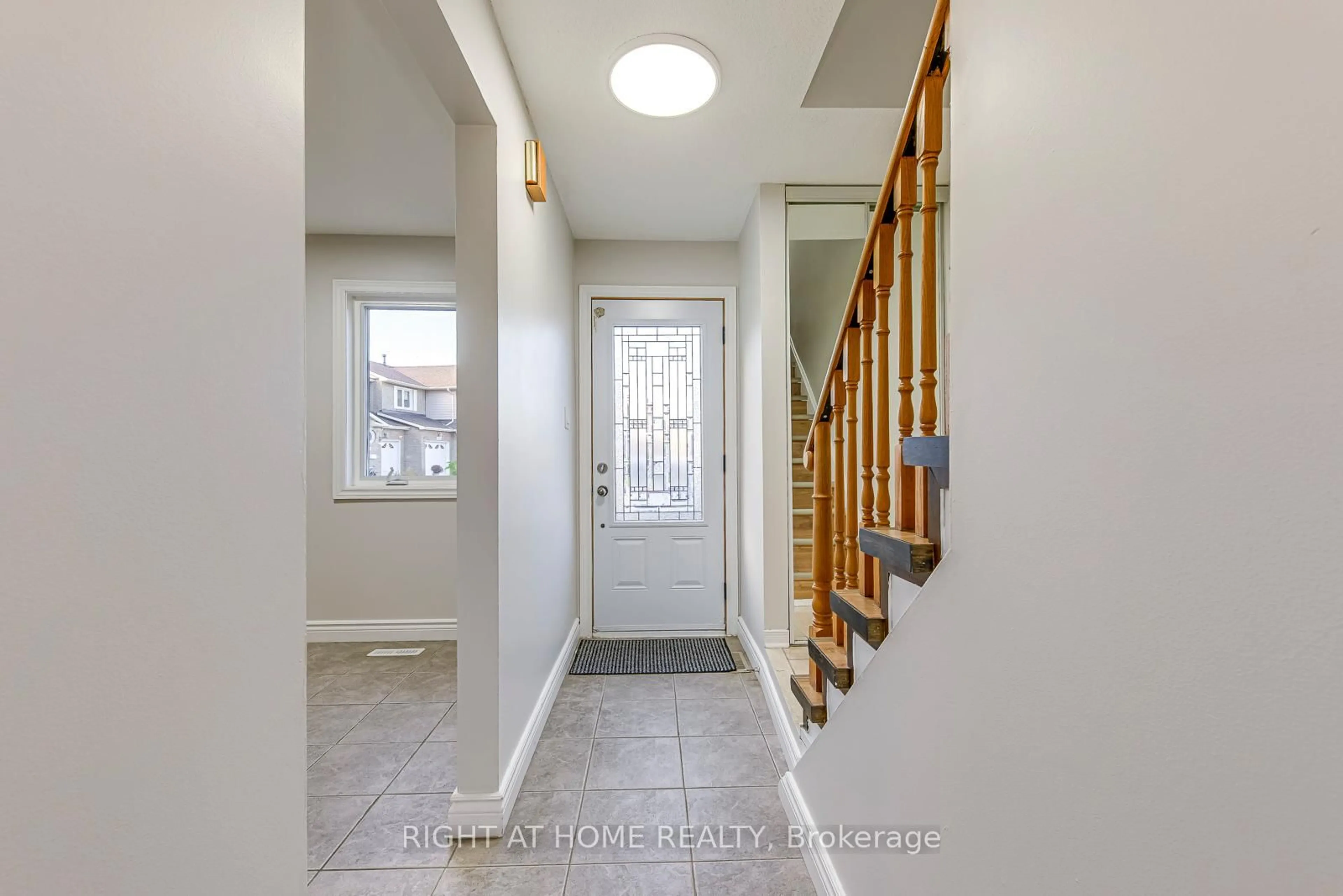 Indoor entryway for 4190 Squire Crt, Mississauga Ontario L5B 2Y3
