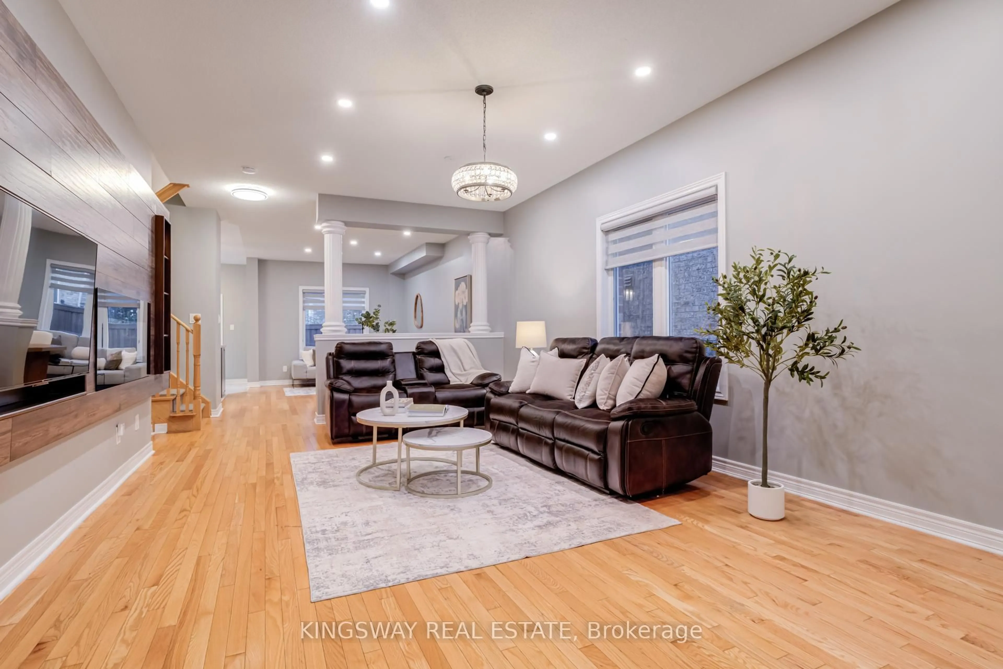 Living room with furniture, unknown for 3475 Bala Dr, Mississauga Ontario L5M 0G6