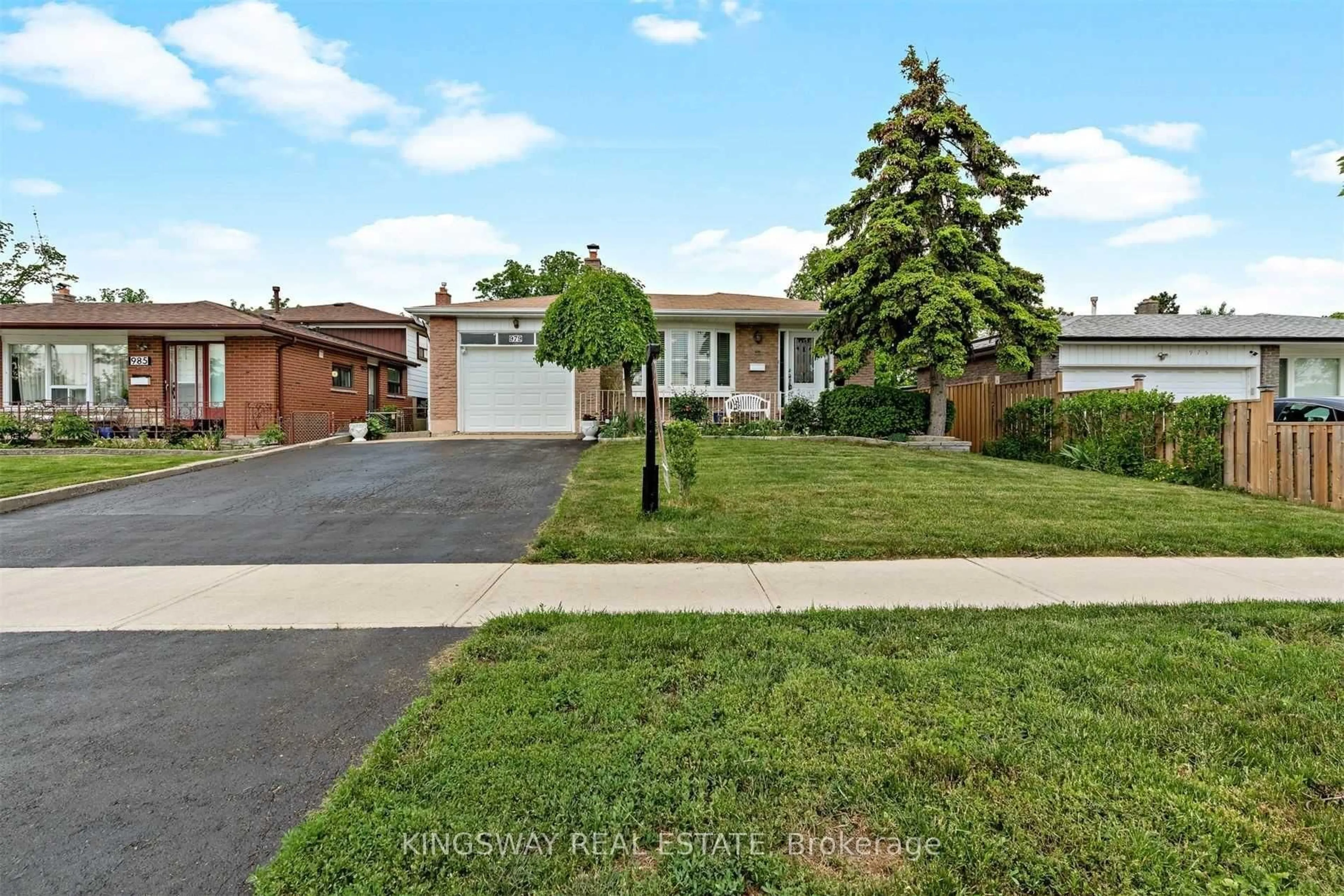 A pic from outside/outdoor area/front of a property/back of a property/a pic from drone, street for 979 Forestwood Dr, Mississauga Ontario L5C 1G9