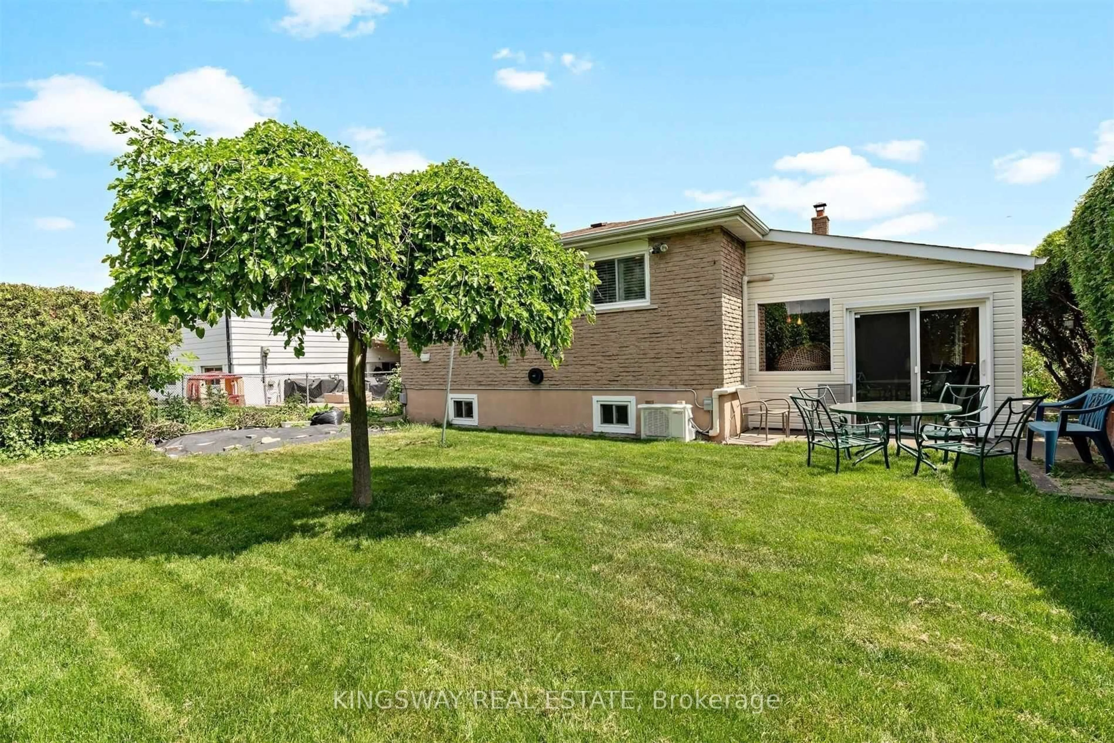 Patio, unknown for 979 Forestwood Dr, Mississauga Ontario L5C 1G9