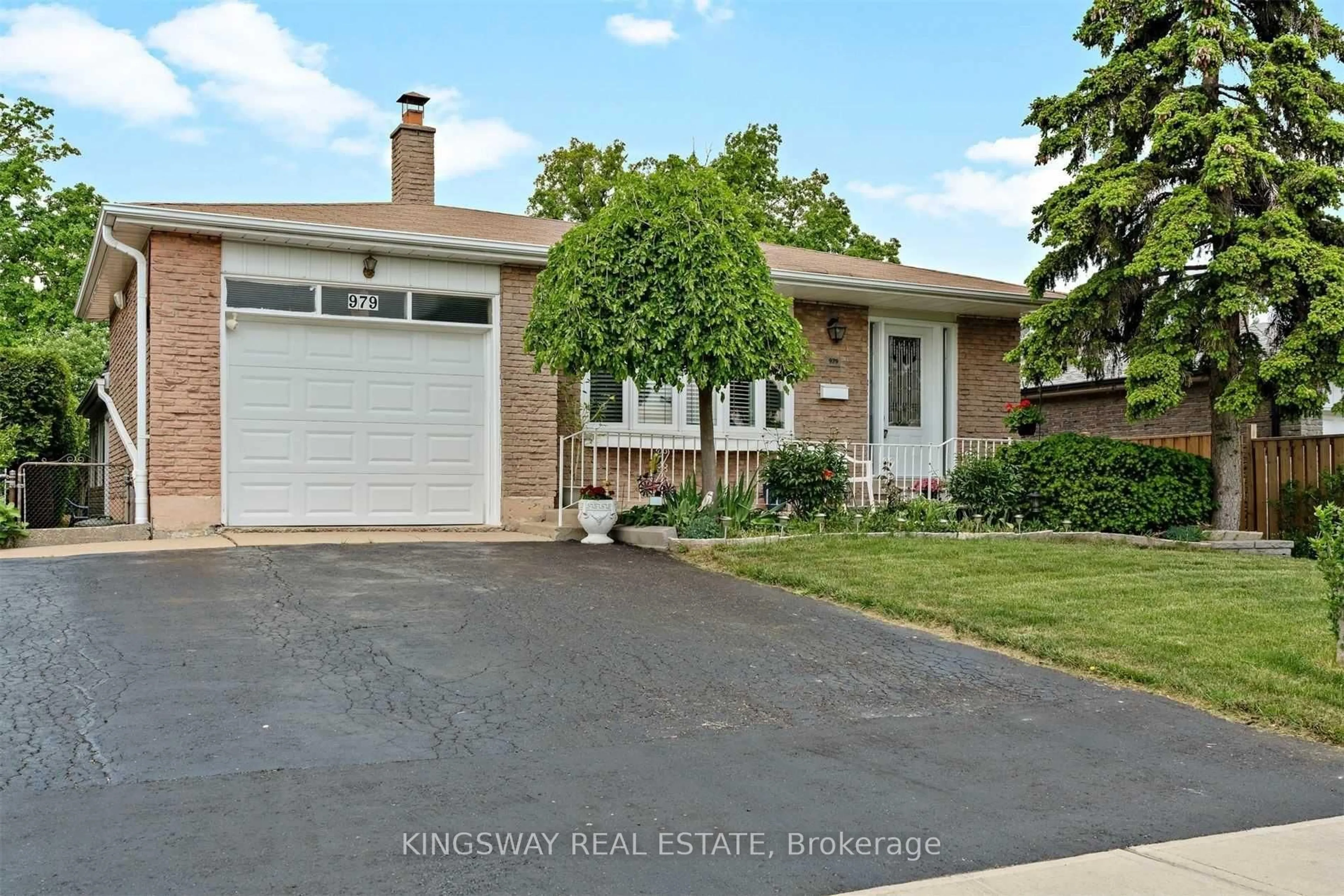 Home with brick exterior material, street for 979 Forestwood Dr, Mississauga Ontario L5C 1G9