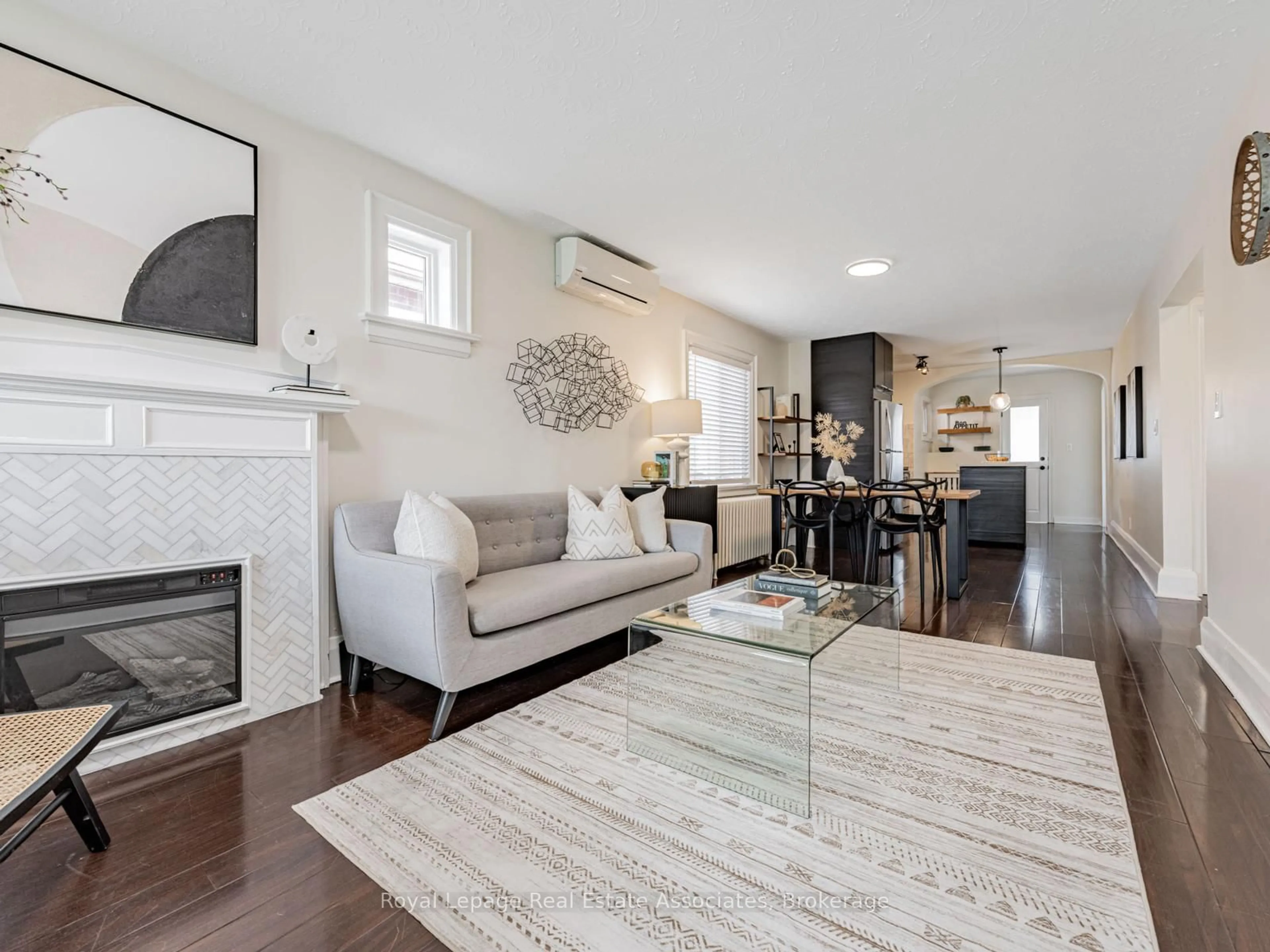 Living room with furniture, unknown for 5 Little Blvd, Toronto Ontario M6E 4N1