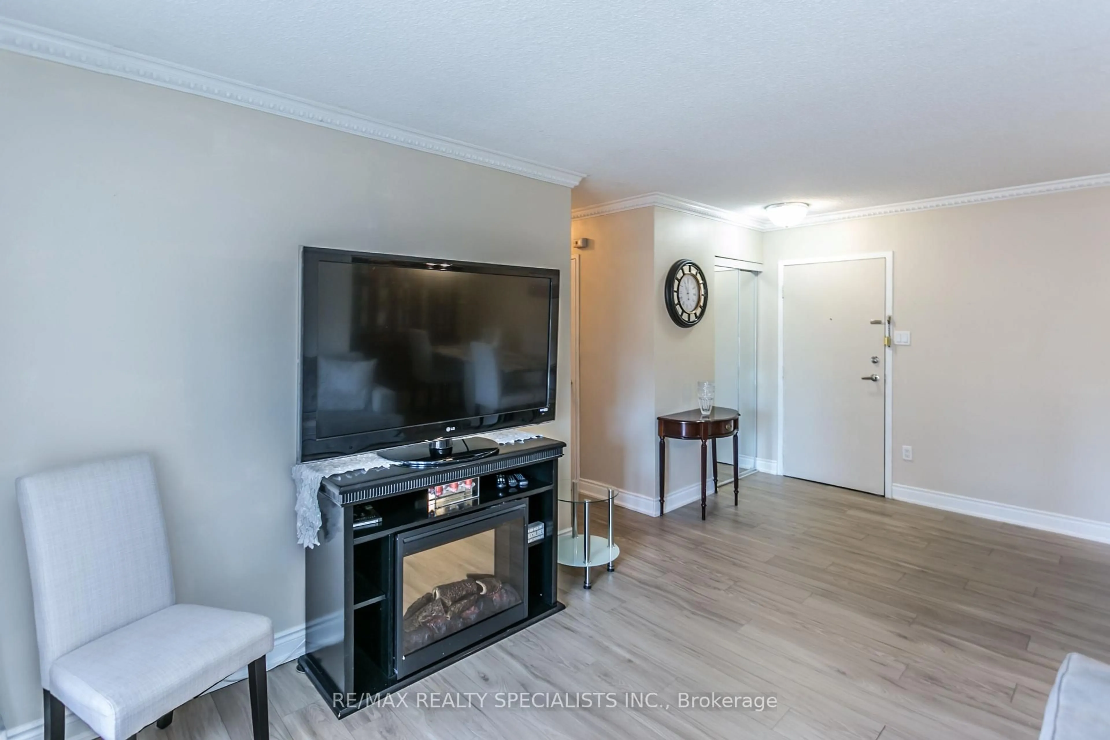 Living room with furniture, wood/laminate floor for 1615 Bloor St #206, Mississauga Ontario L4X 1S2