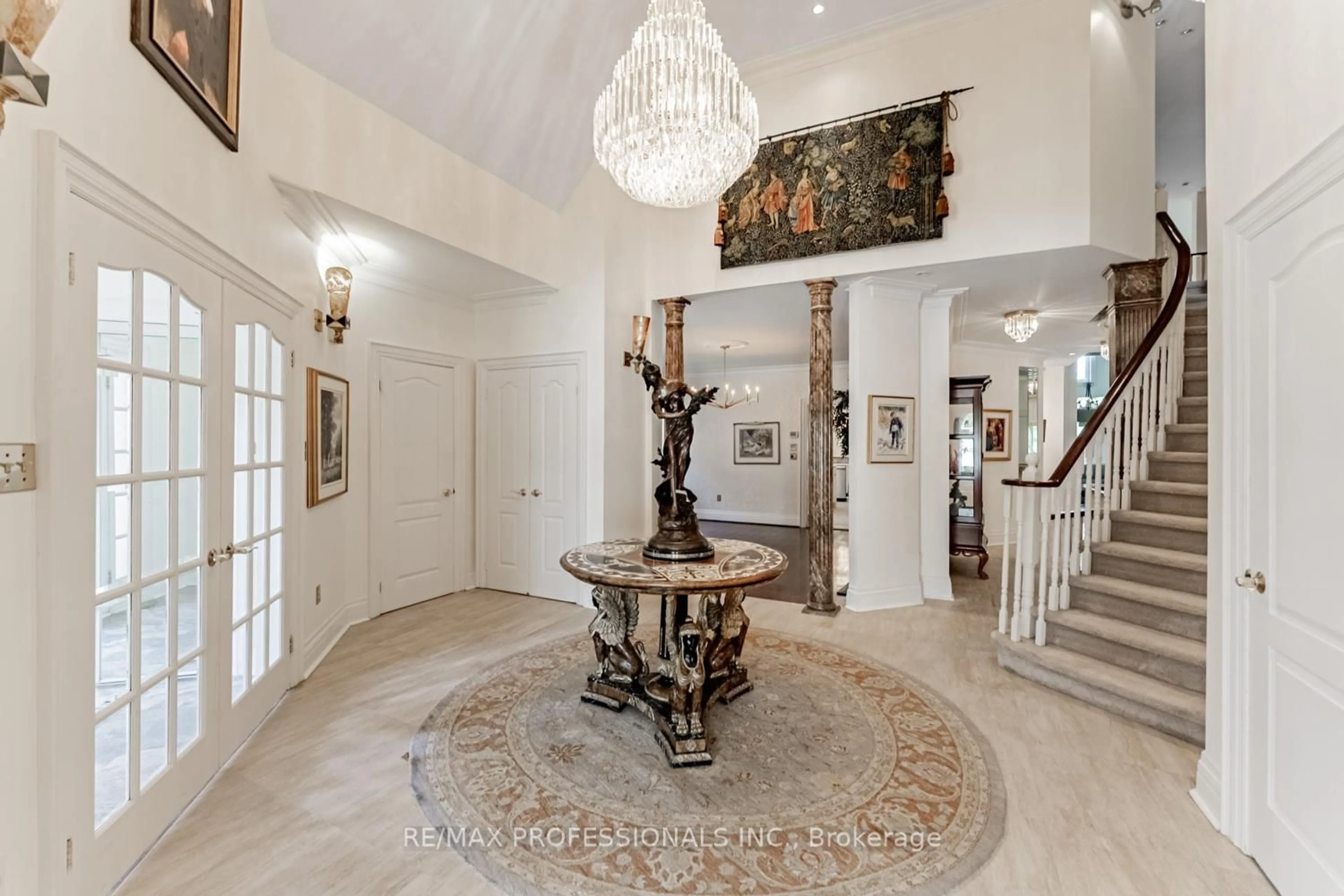 Indoor foyer for 2239 Rosegate Dr, Mississauga Ontario L1W 3K3