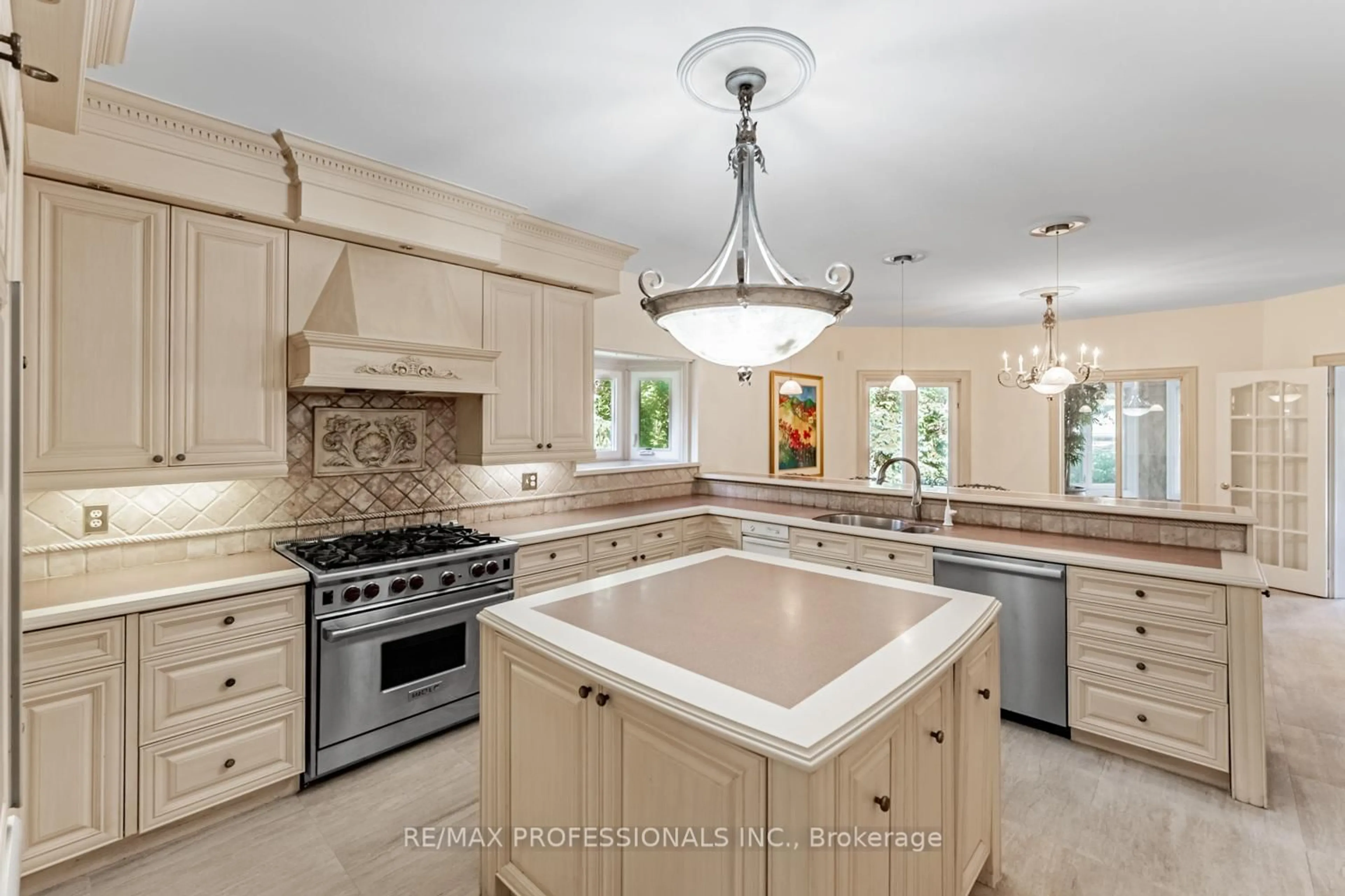 Open concept kitchen, ceramic/tile floor for 2239 Rosegate Dr, Mississauga Ontario L1W 3K3