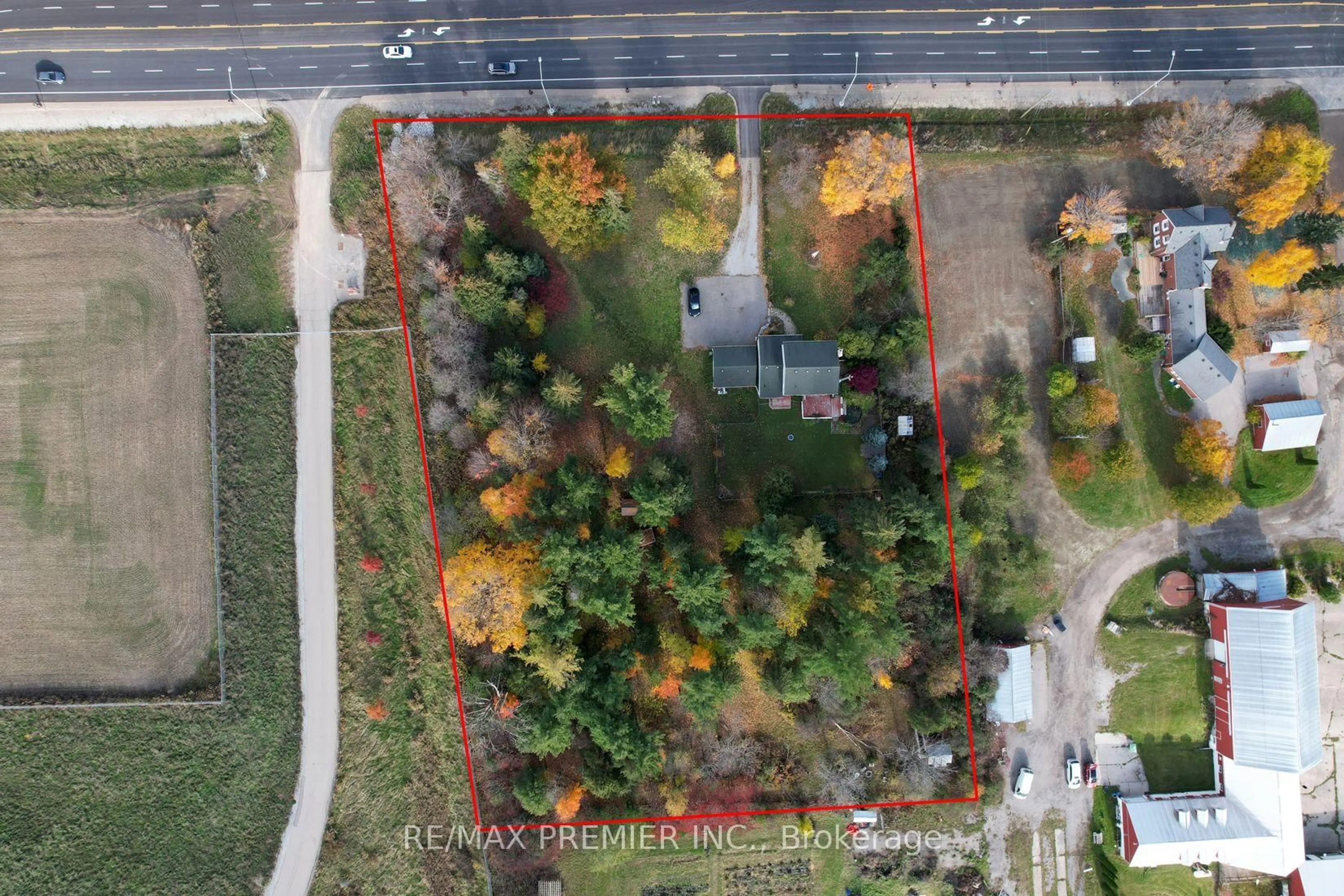 A pic from outside/outdoor area/front of a property/back of a property/a pic from drone, street for 9190 Trafalgar Rd, Halton Hills Ontario L7G 4S5