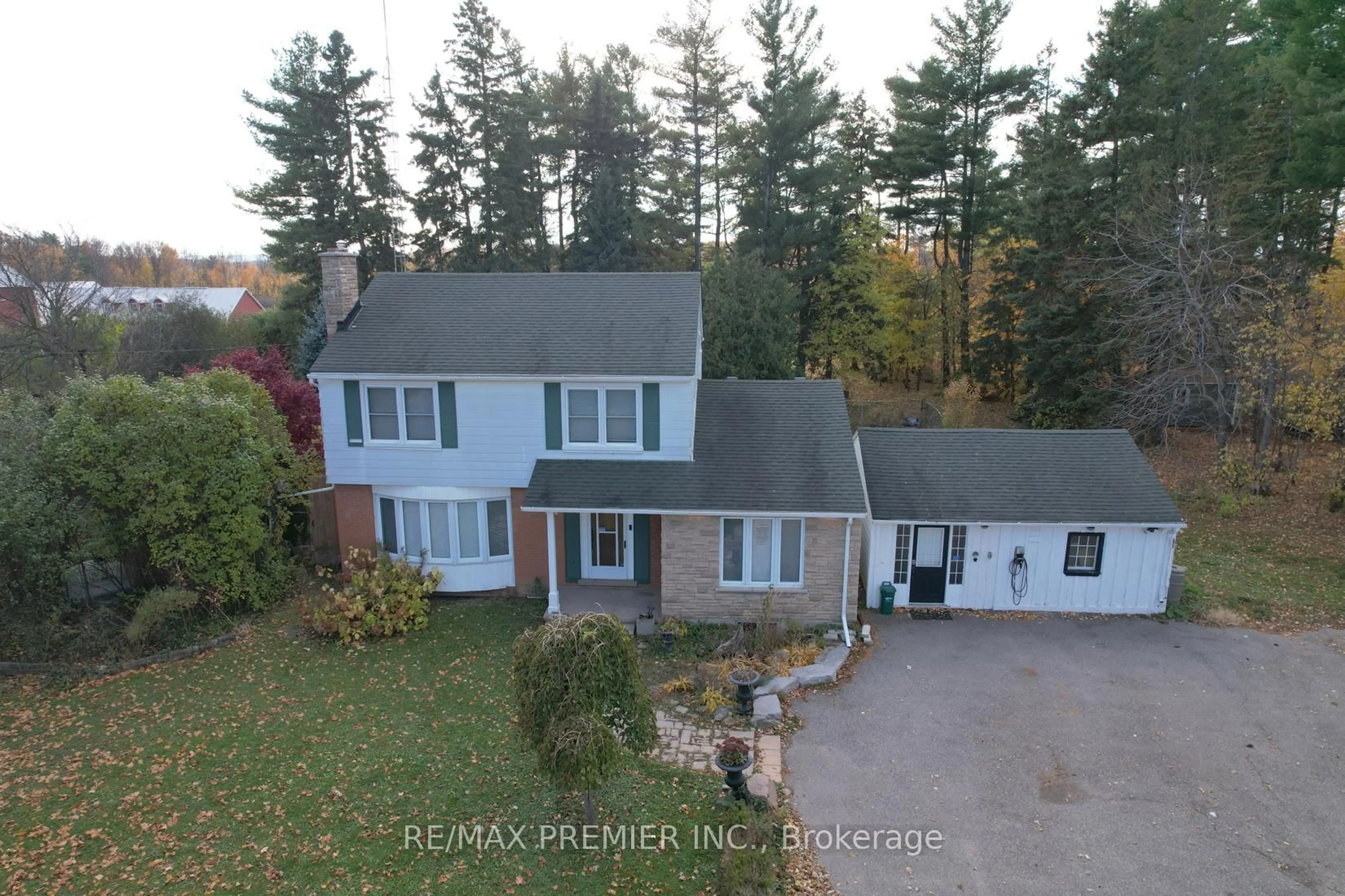 A pic from outside/outdoor area/front of a property/back of a property/a pic from drone, unknown for 9190 Trafalgar Rd, Halton Hills Ontario L7G 4S5