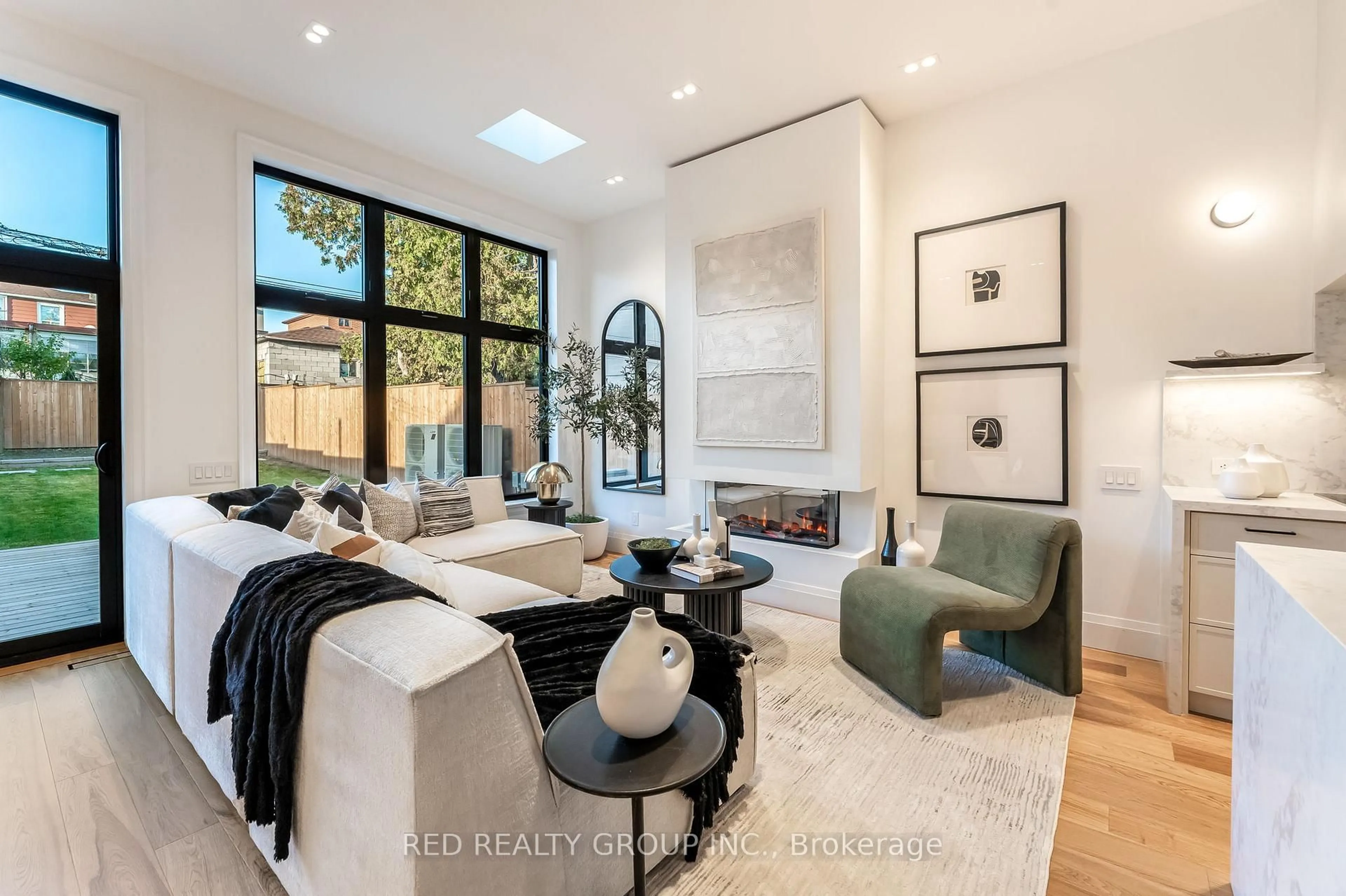 Living room with furniture, unknown for 604 Ridelle Ave, Toronto Ontario M6B 1K9