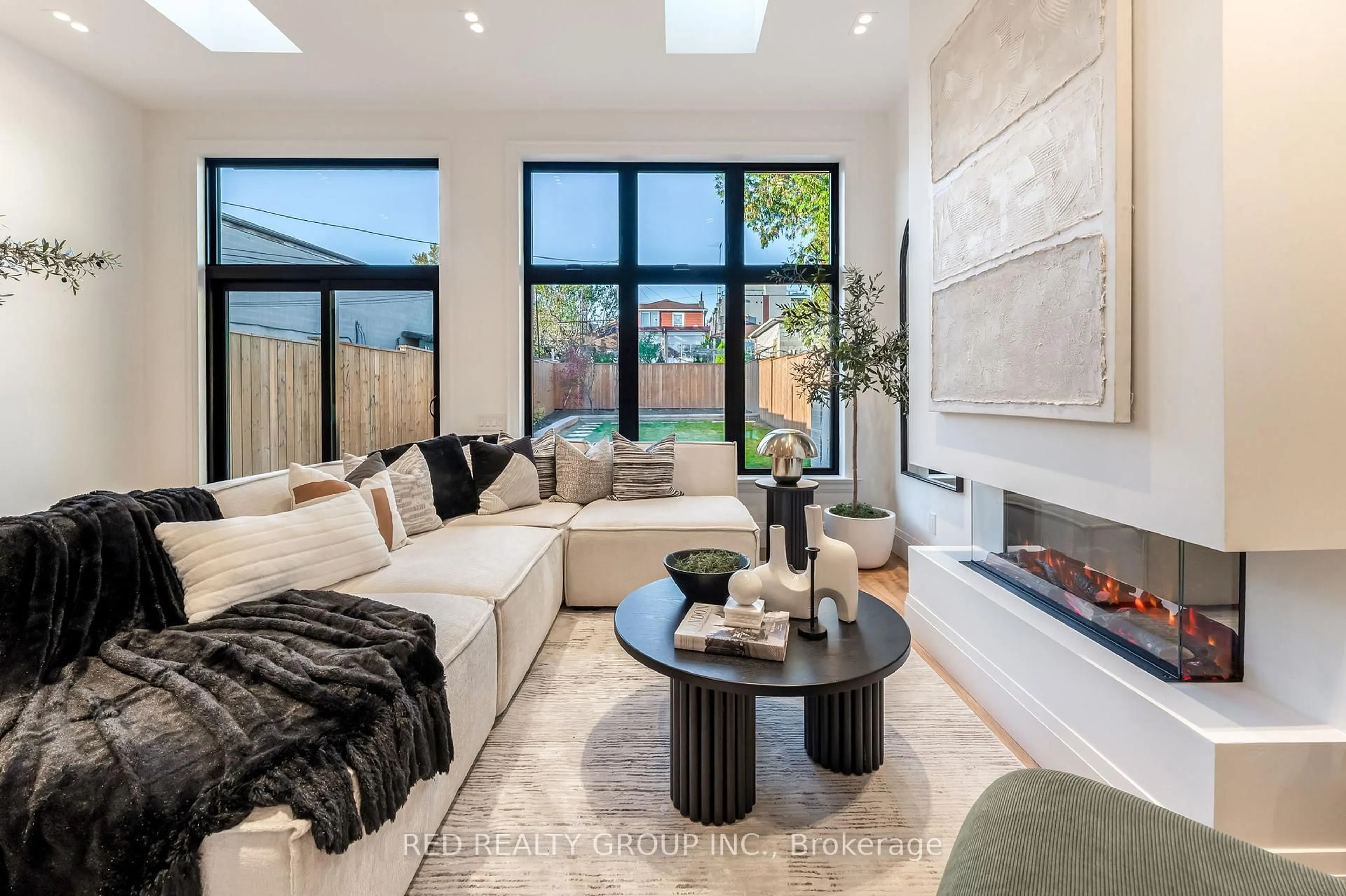 Living room with furniture, unknown for 604 Ridelle Ave, Toronto Ontario M6B 1K9