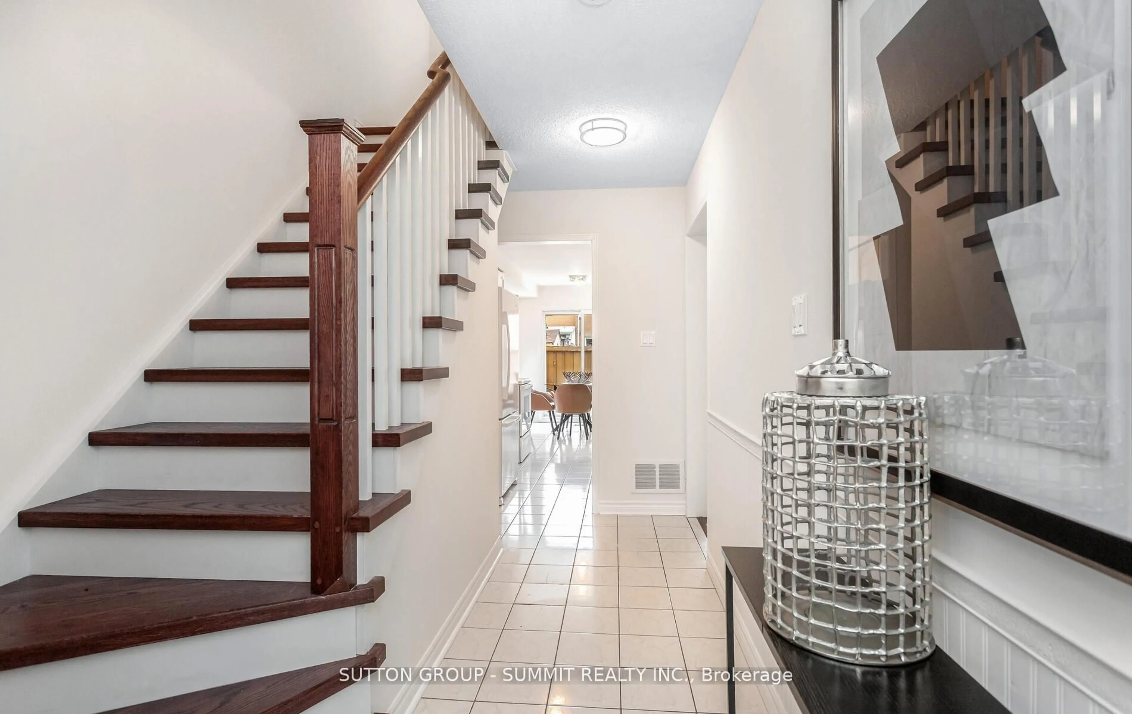 Indoor foyer for 550 Steddick Crt #47, Mississauga Ontario L5R 3S8