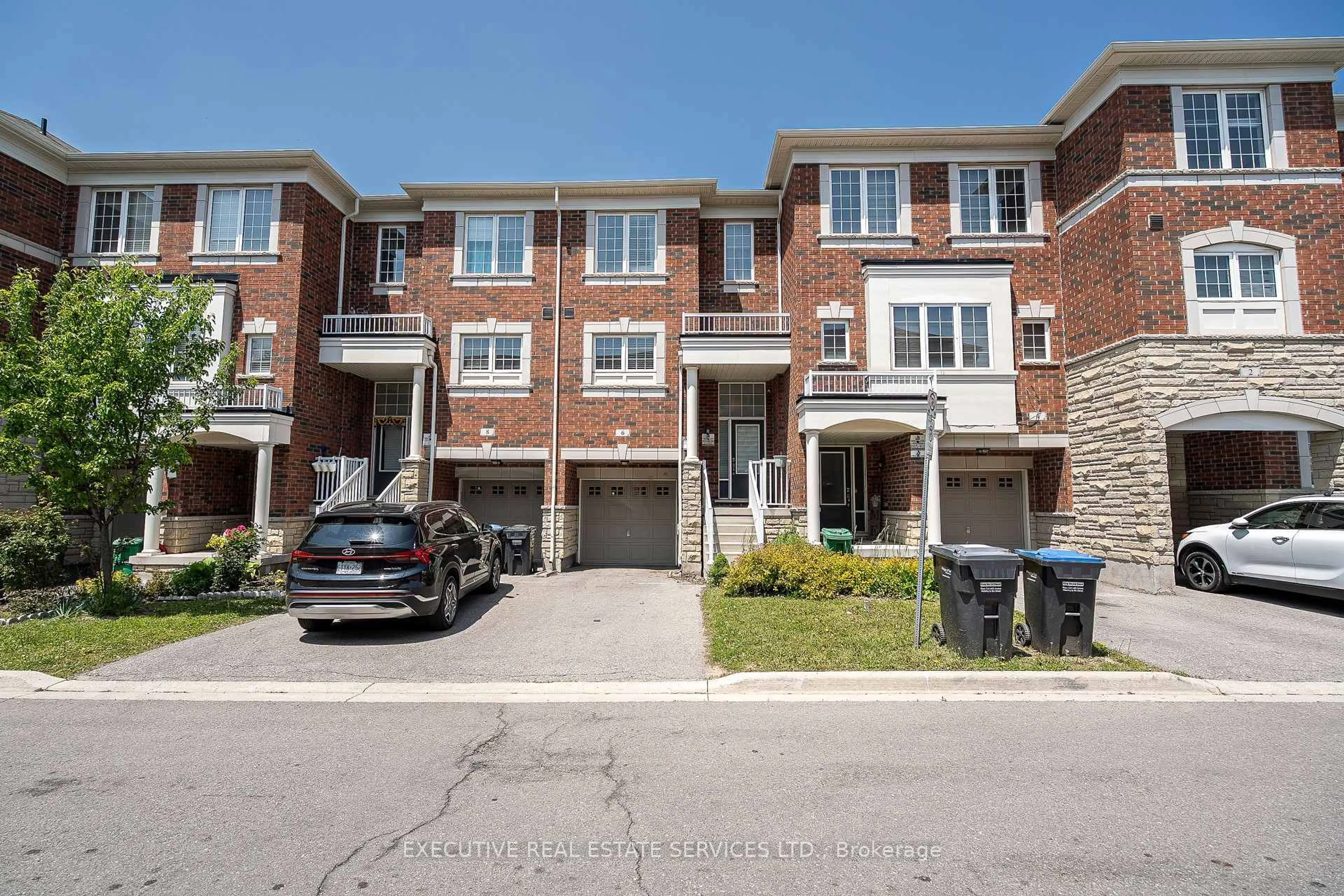 A pic from outside/outdoor area/front of a property/back of a property/a pic from drone, street for 6 Abercove Clse, Brampton Ontario L6Y 6E6