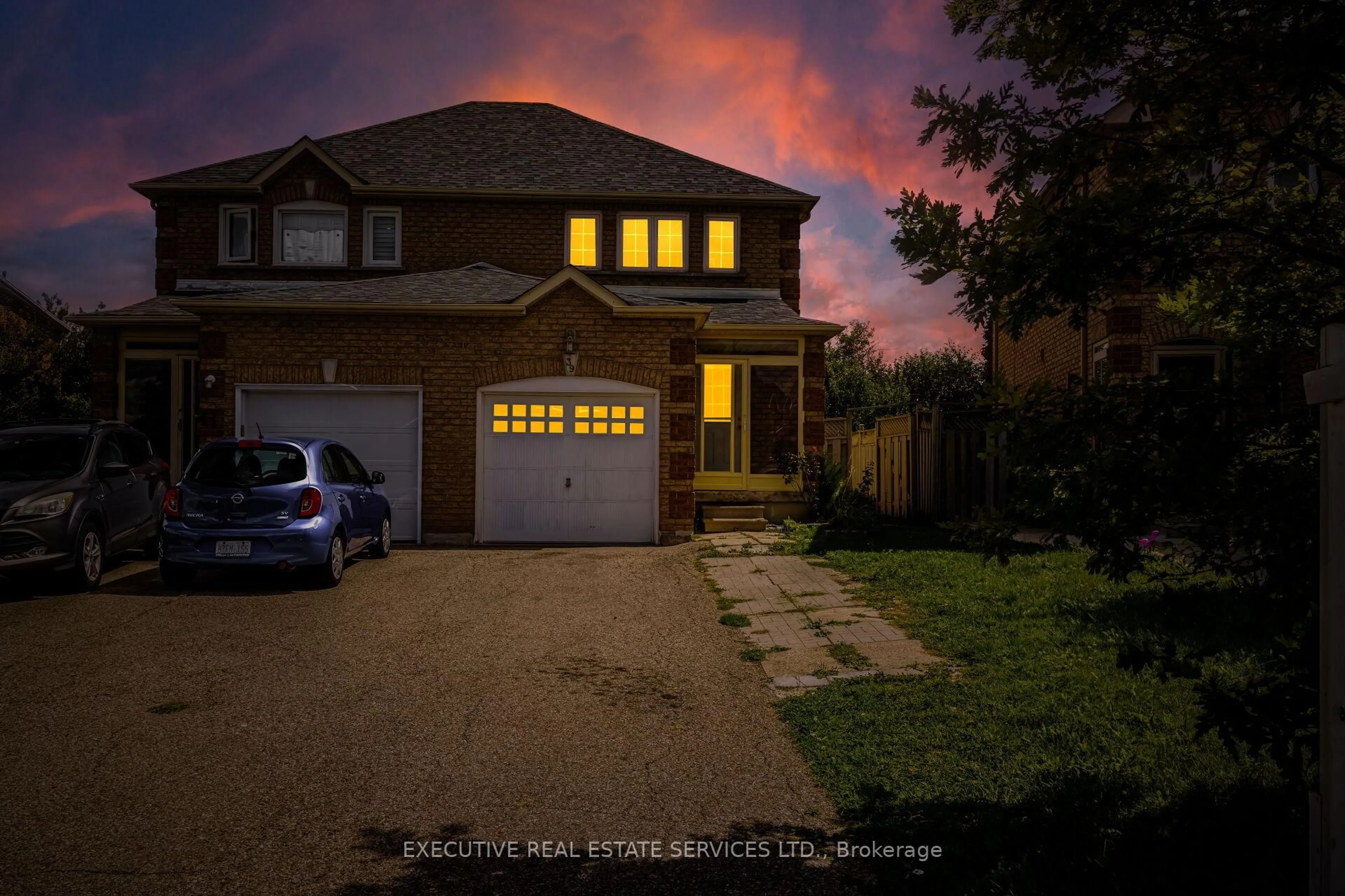 A pic from outside/outdoor area/front of a property/back of a property/a pic from drone, street for 39 Caruso Dr, Brampton Ontario L6Y 5B2