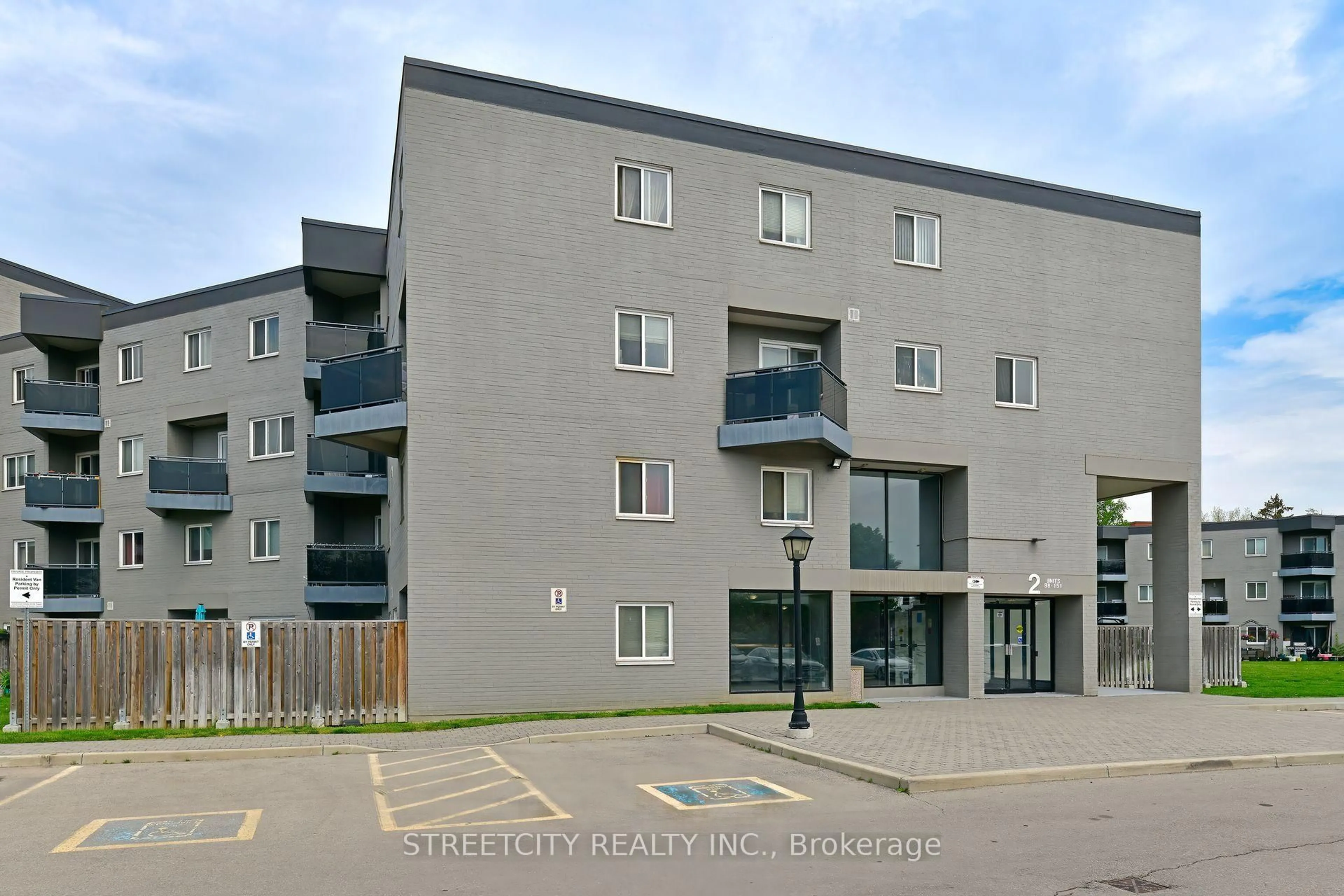 Patio, street for 2001 Bonnymede Dr #140, Mississauga Ontario L5J 4H8