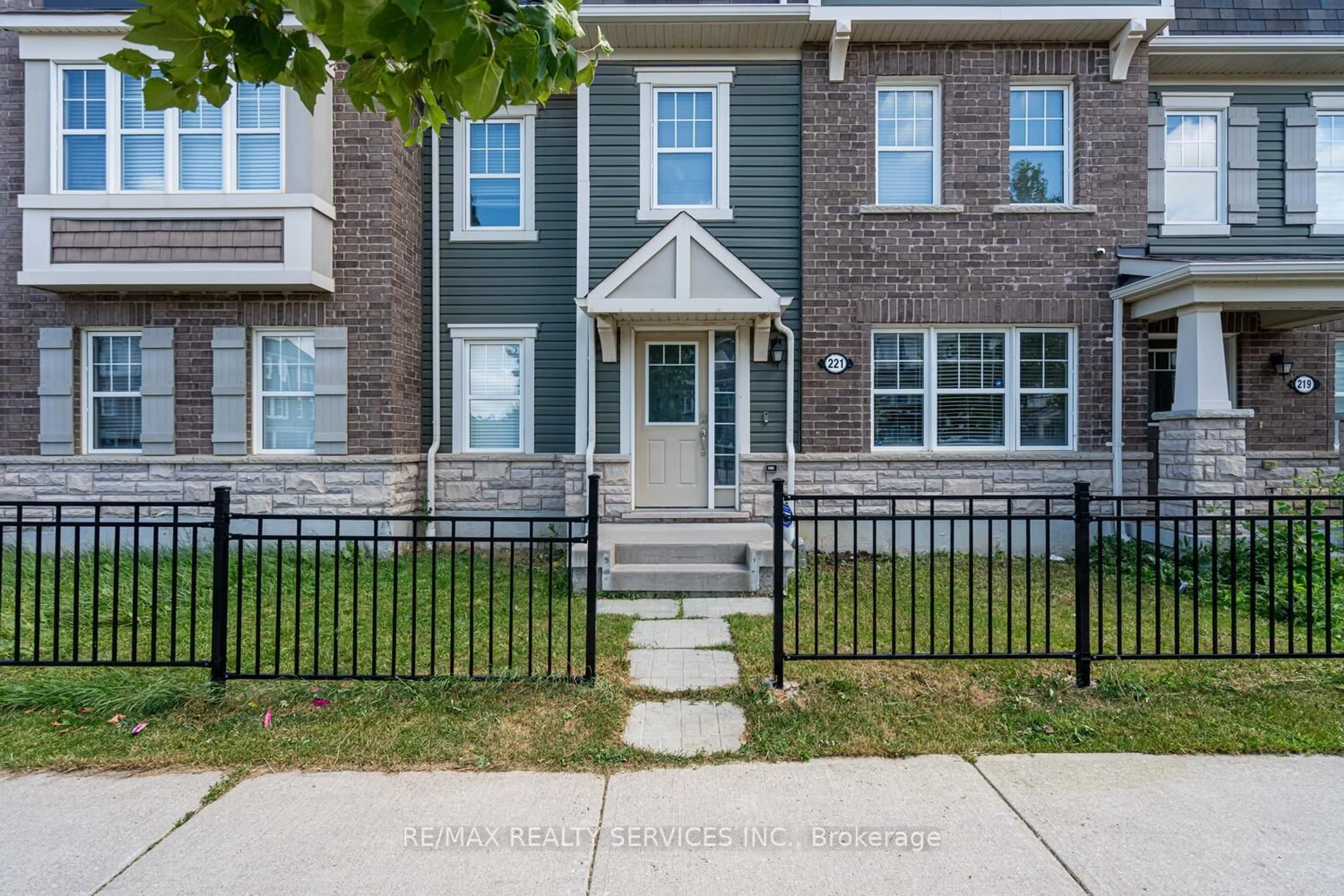 Unknown for 221 Remembrance Rd, Brampton Ontario L7A 4P1