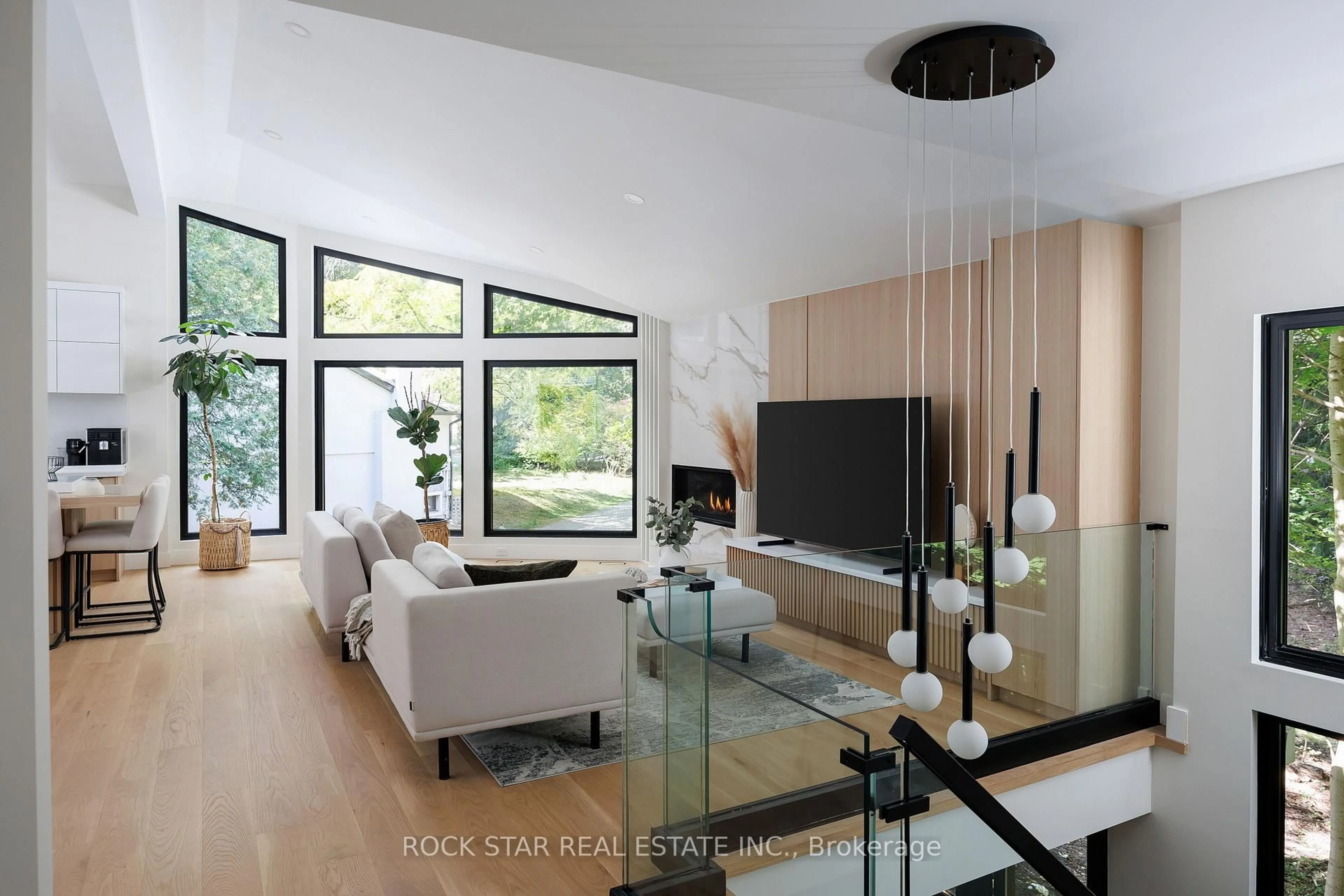 Living room with furniture, unknown for 1113 GREENOAKS Dr, Mississauga Ontario L5J 3A1