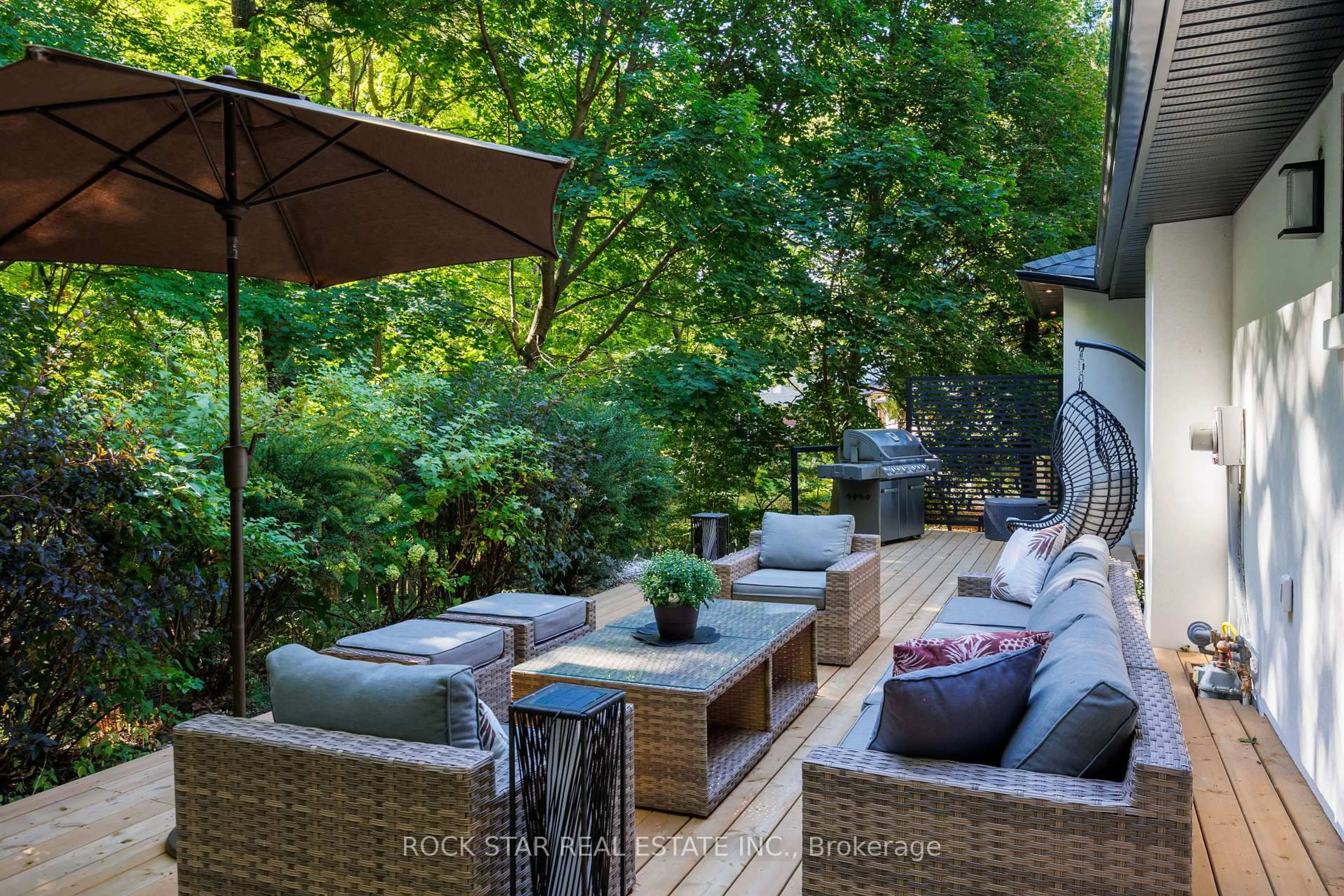 Patio, street for 1113 GREENOAKS Dr, Mississauga Ontario L5J 3A1