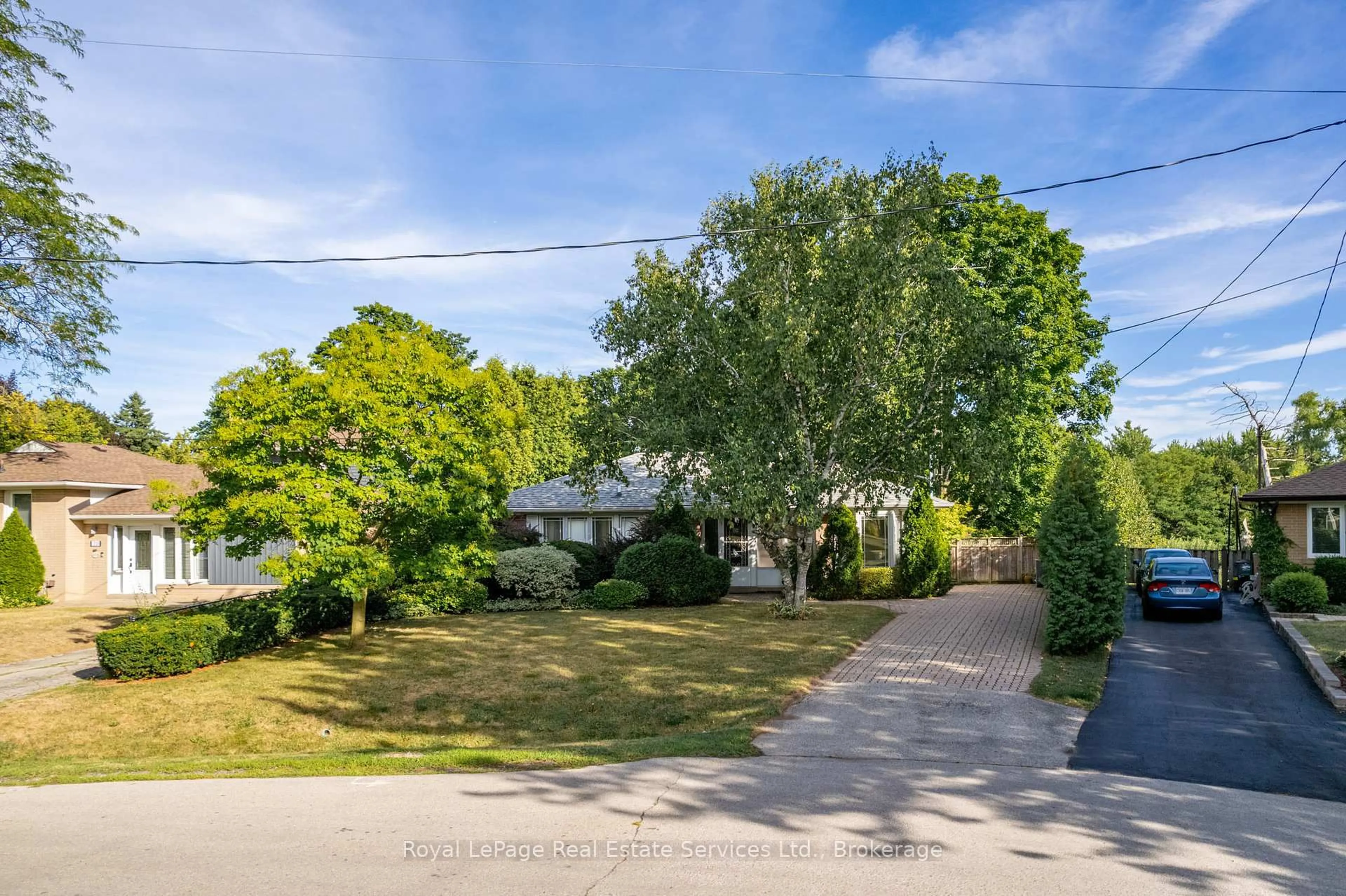 A pic from outside/outdoor area/front of a property/back of a property/a pic from drone, street for 1334 Warwick Ave, Oakville Ontario L6L 2W1