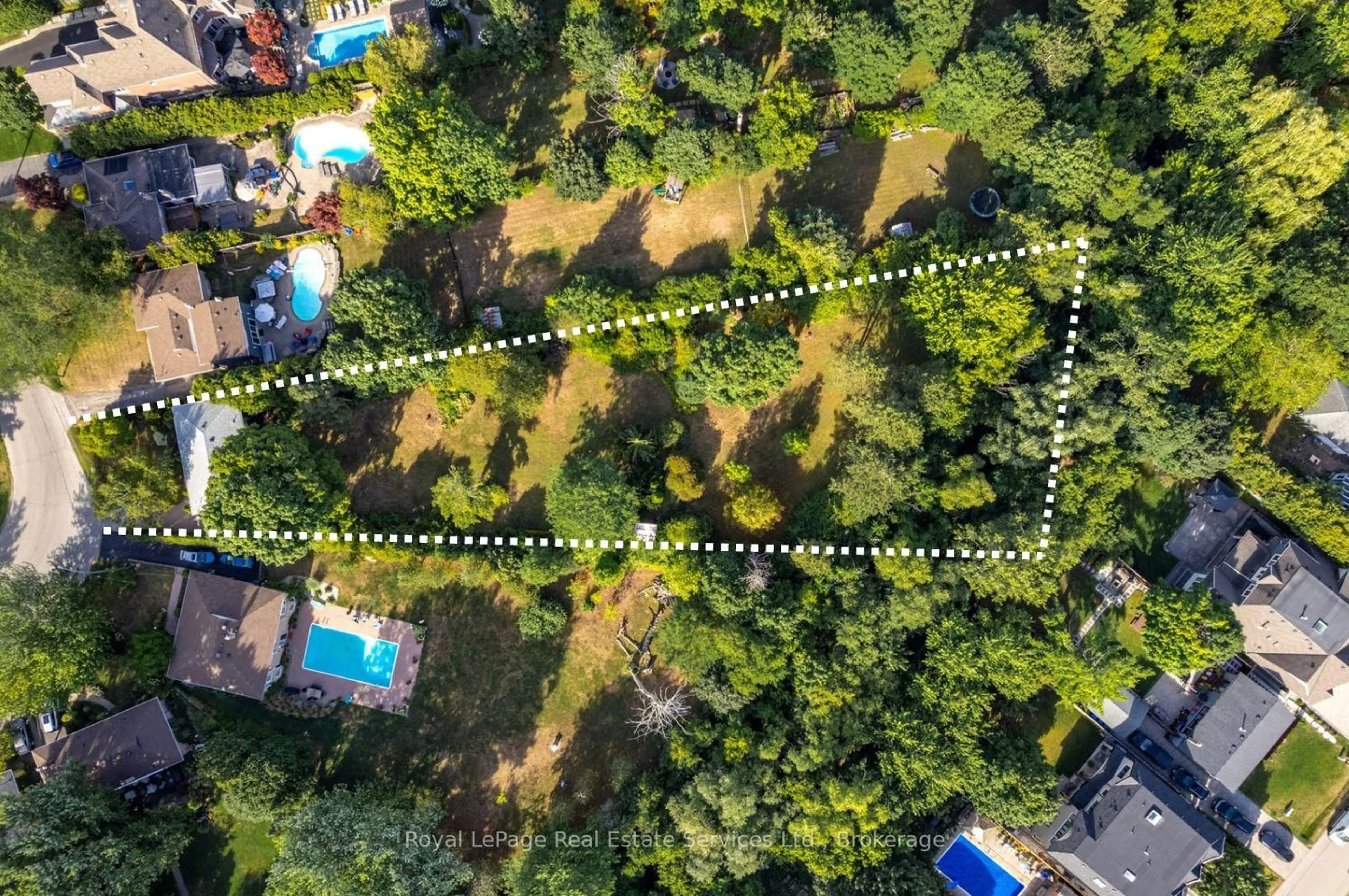 A pic from outside/outdoor area/front of a property/back of a property/a pic from drone, forest/trees view for 1334 Warwick Ave, Oakville Ontario L6L 2W1