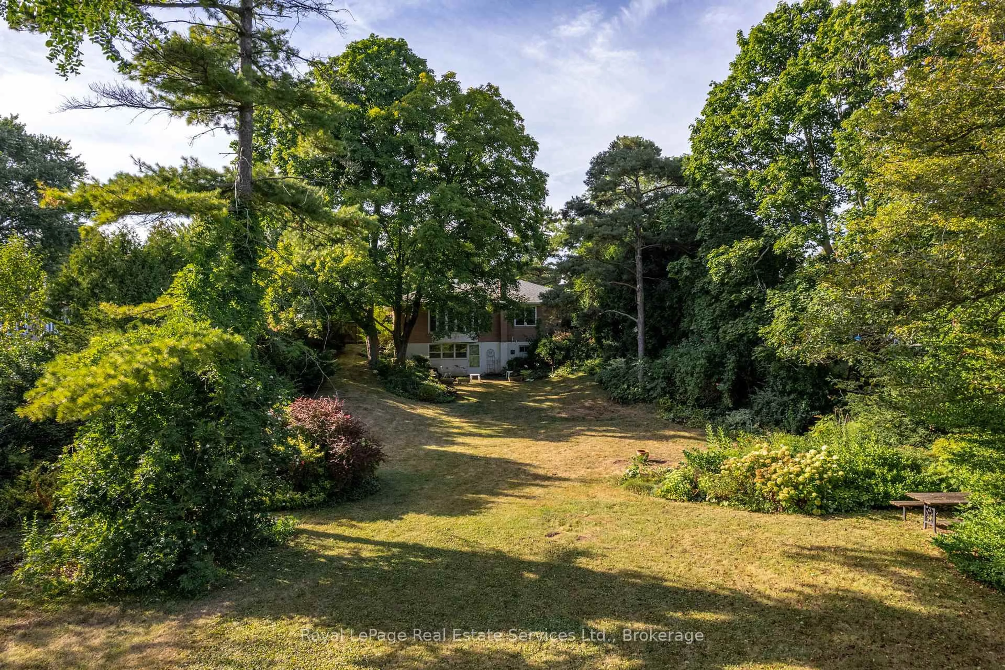 A pic from outside/outdoor area/front of a property/back of a property/a pic from drone, forest/trees view for 1334 Warwick Ave, Oakville Ontario L6L 2W1