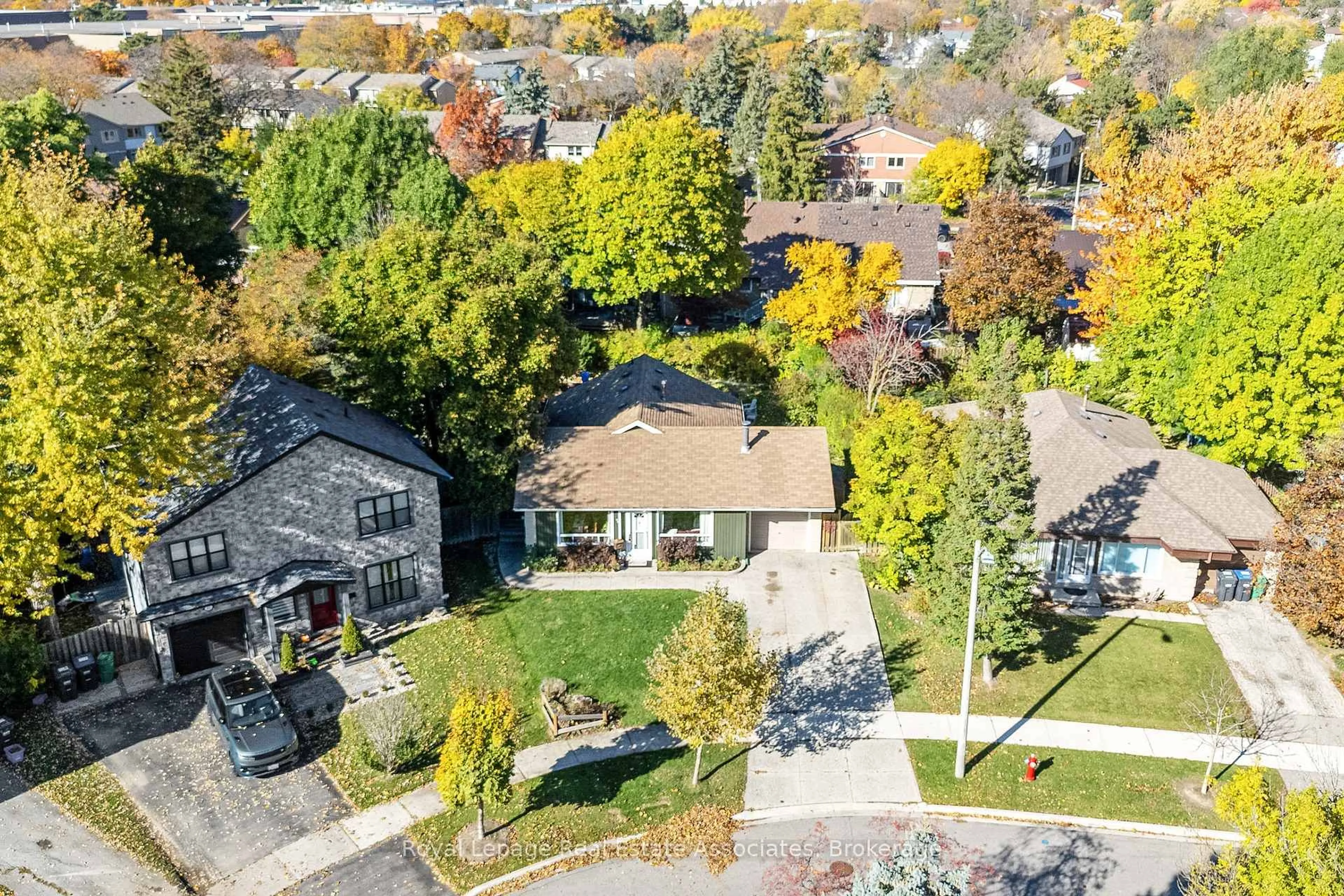 A pic from outside/outdoor area/front of a property/back of a property/a pic from drone, street for 63 Bow River Cres, Mississauga Ontario L5N 1J1