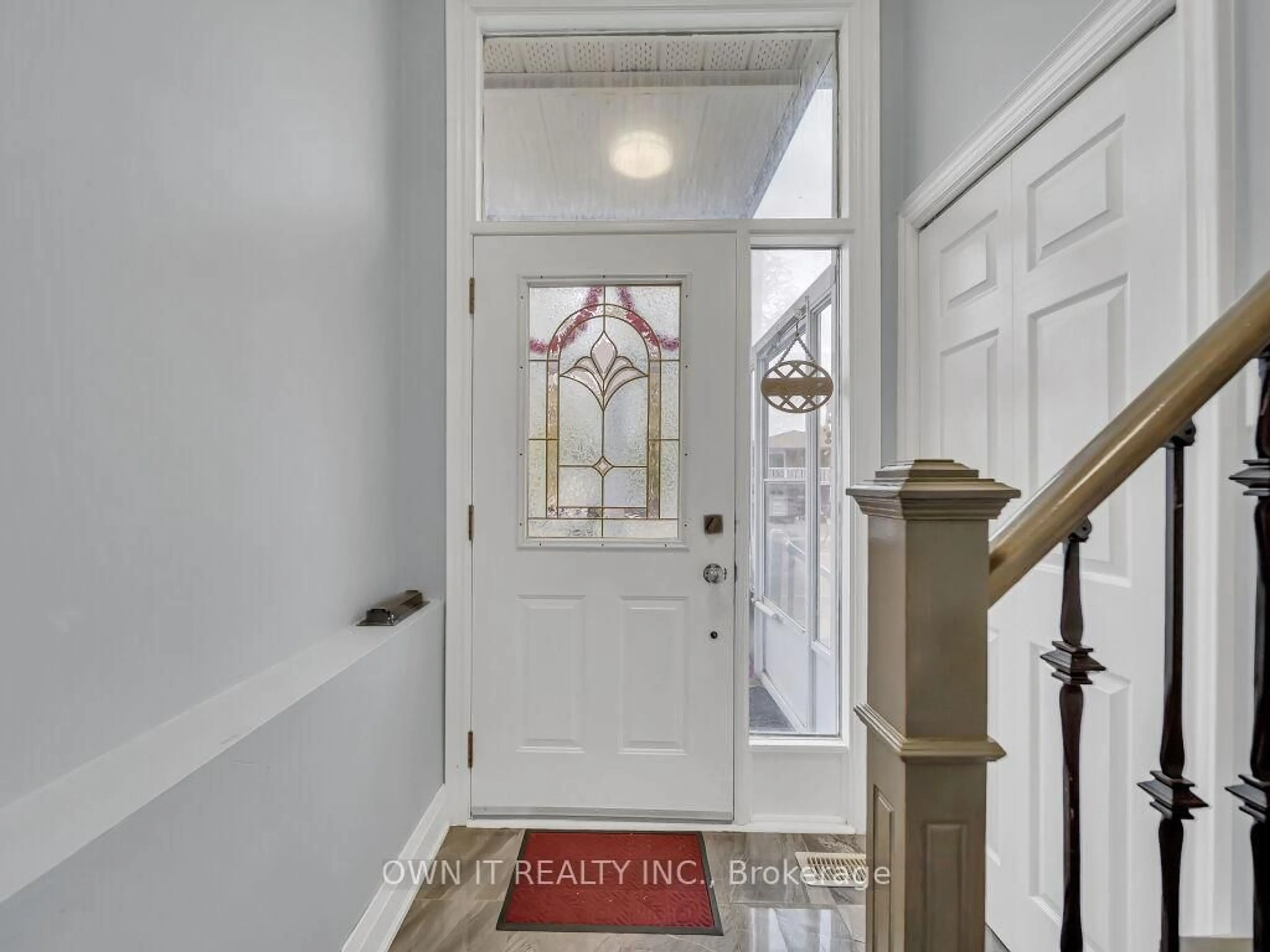 Indoor entryway for 72 Dantek Crt, Brampton Ontario L6V 3T4