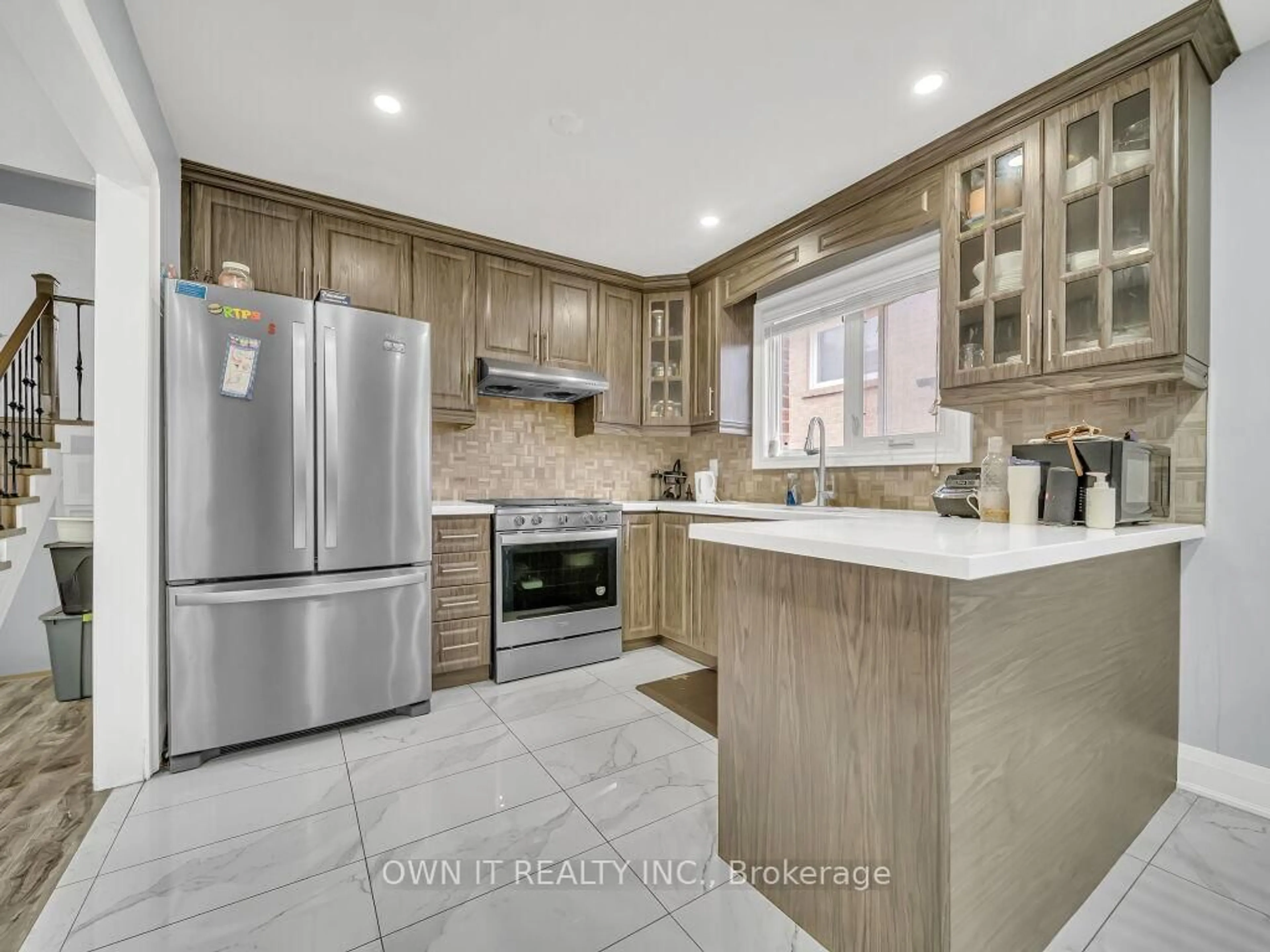 Open concept kitchen, ceramic/tile floor for 72 Dantek Crt, Brampton Ontario L6V 3T4