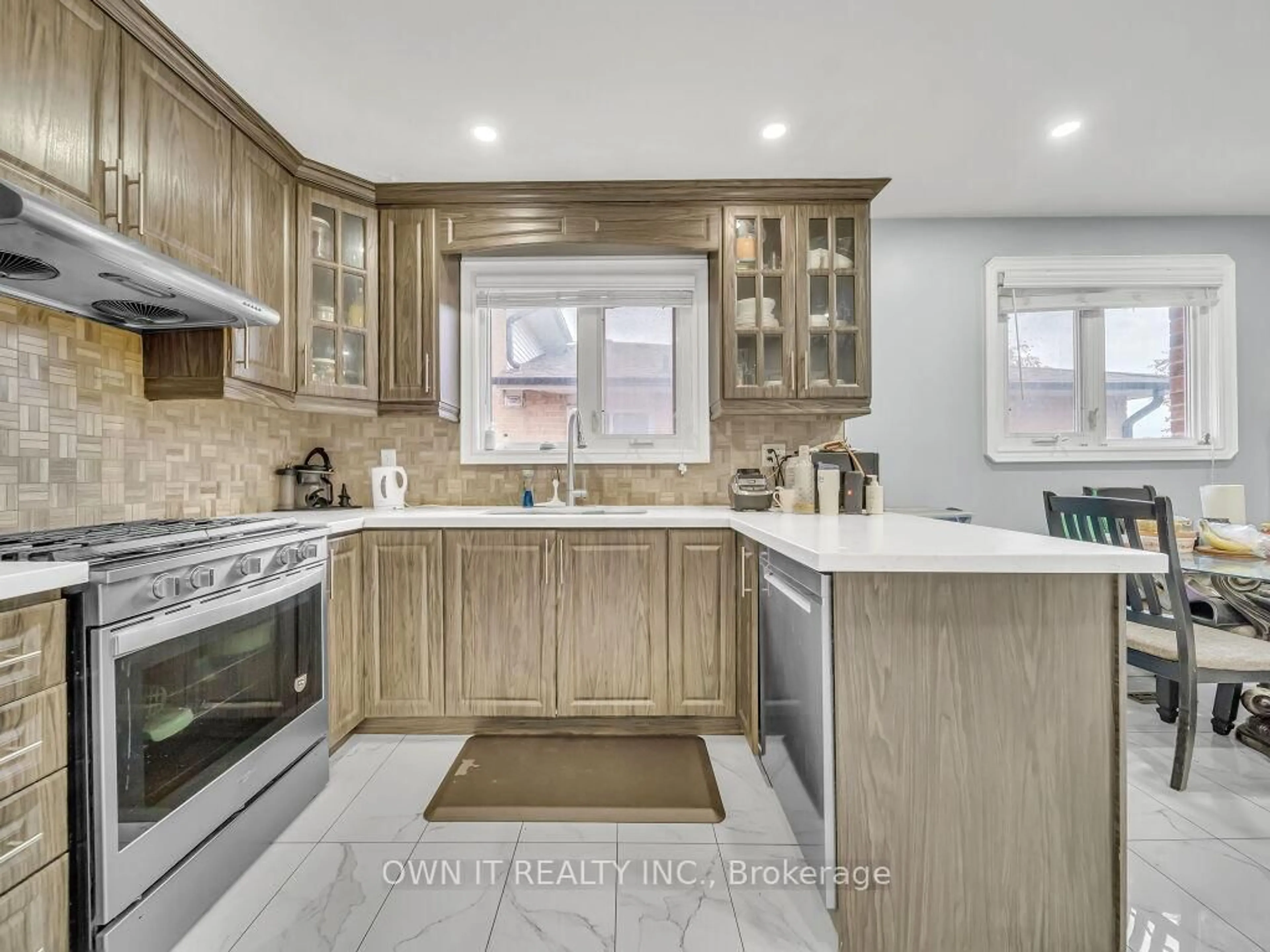 Open concept kitchen, unknown for 72 Dantek Crt, Brampton Ontario L6V 3T4