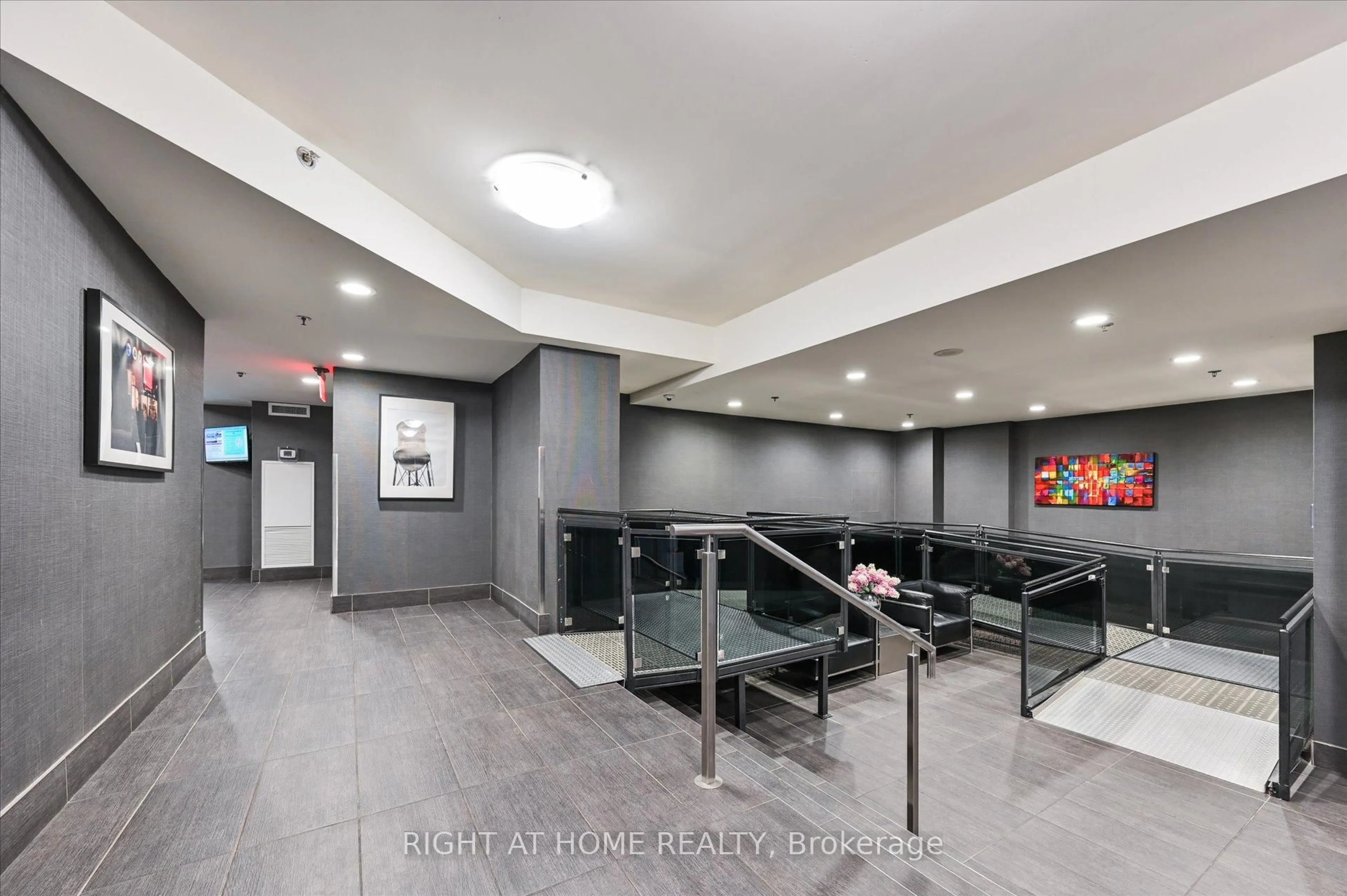 Indoor foyer for 816 Lansdowne Ave #910, Toronto Ontario M6H 4K6