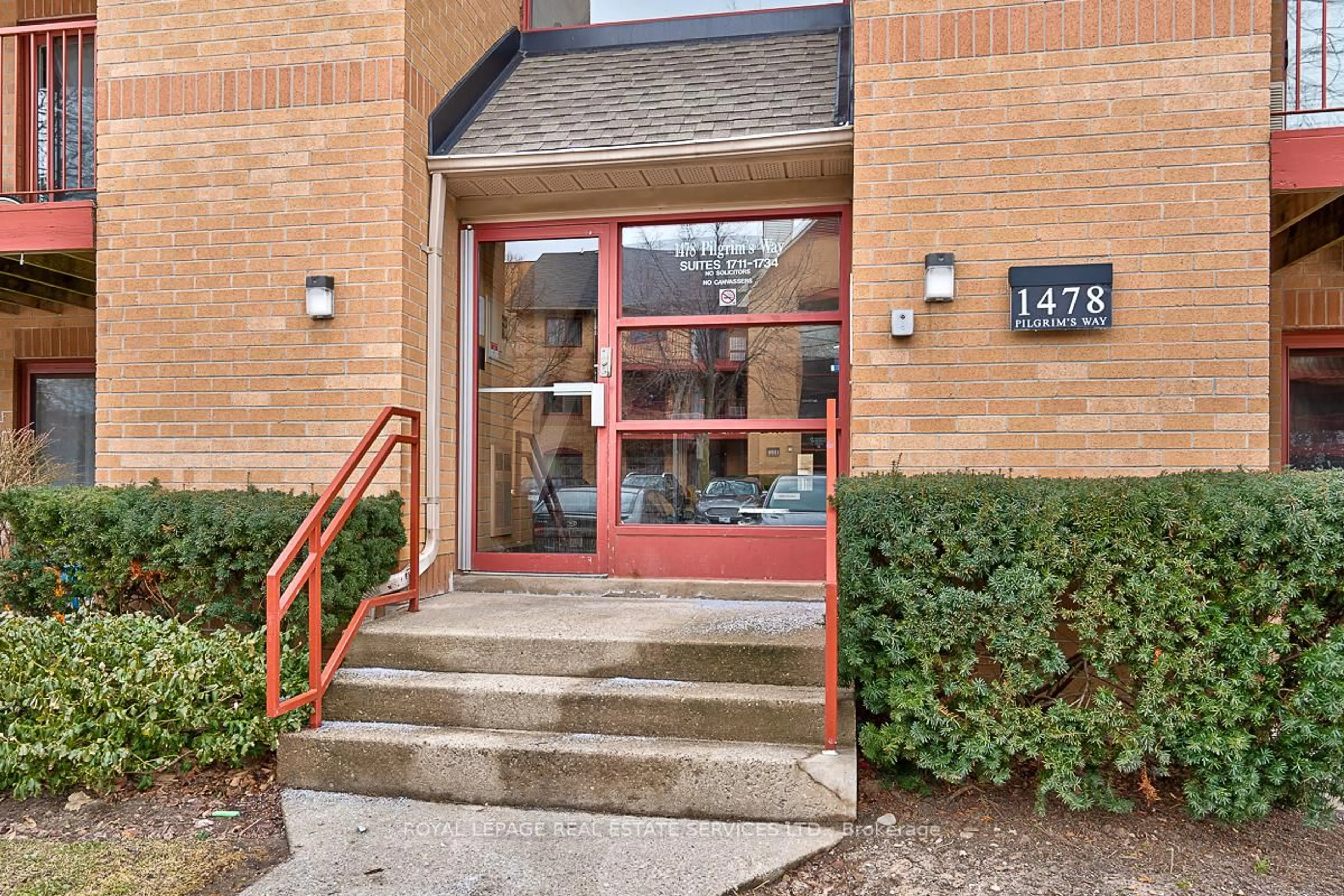 Indoor foyer for 1478 Pilgrims Way #1734, Oakville Ontario L6M 3G7