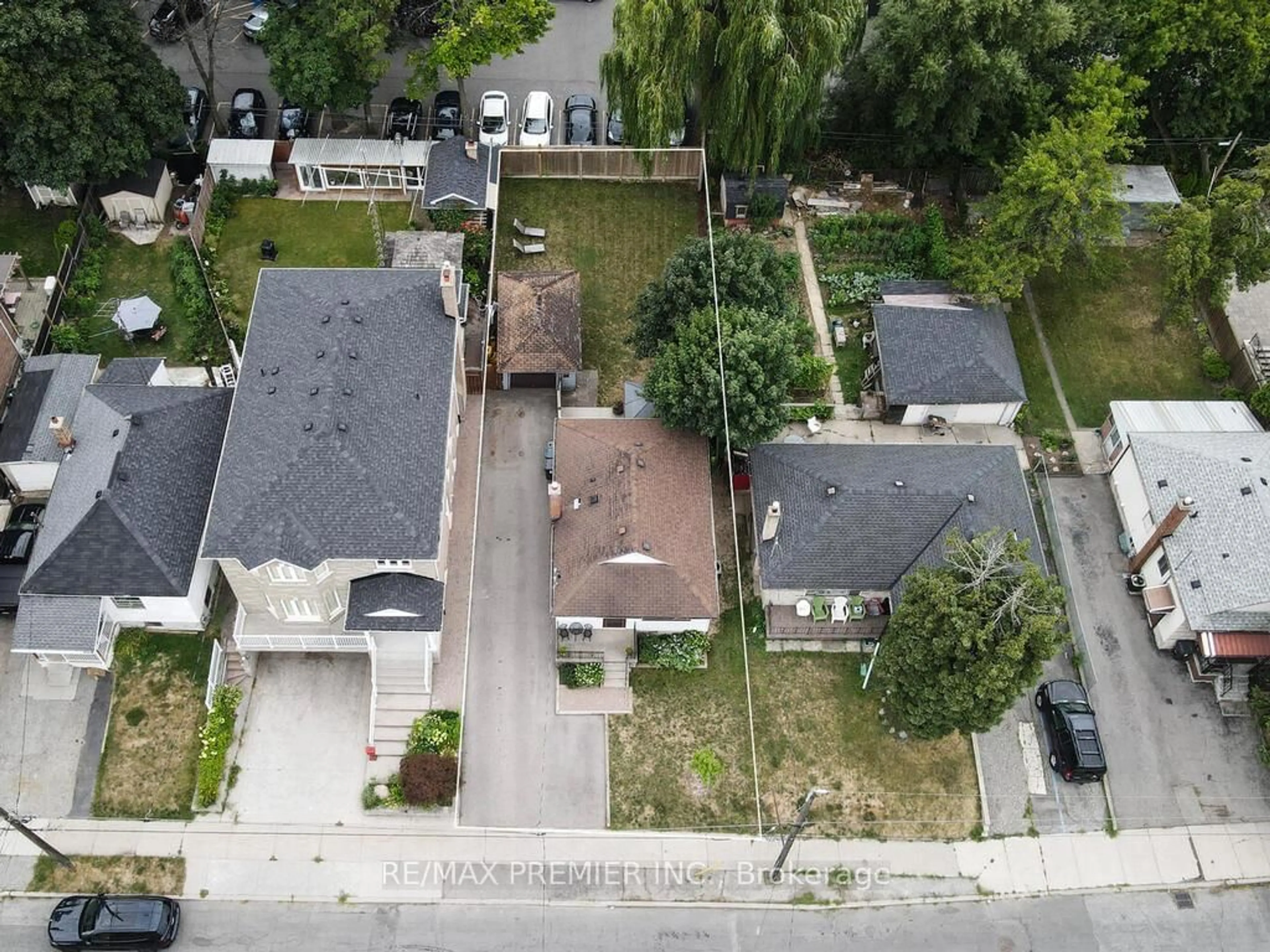 A pic from outside/outdoor area/front of a property/back of a property/a pic from drone, street for 1223 Glencairn Ave, Toronto Ontario M6B 2B6