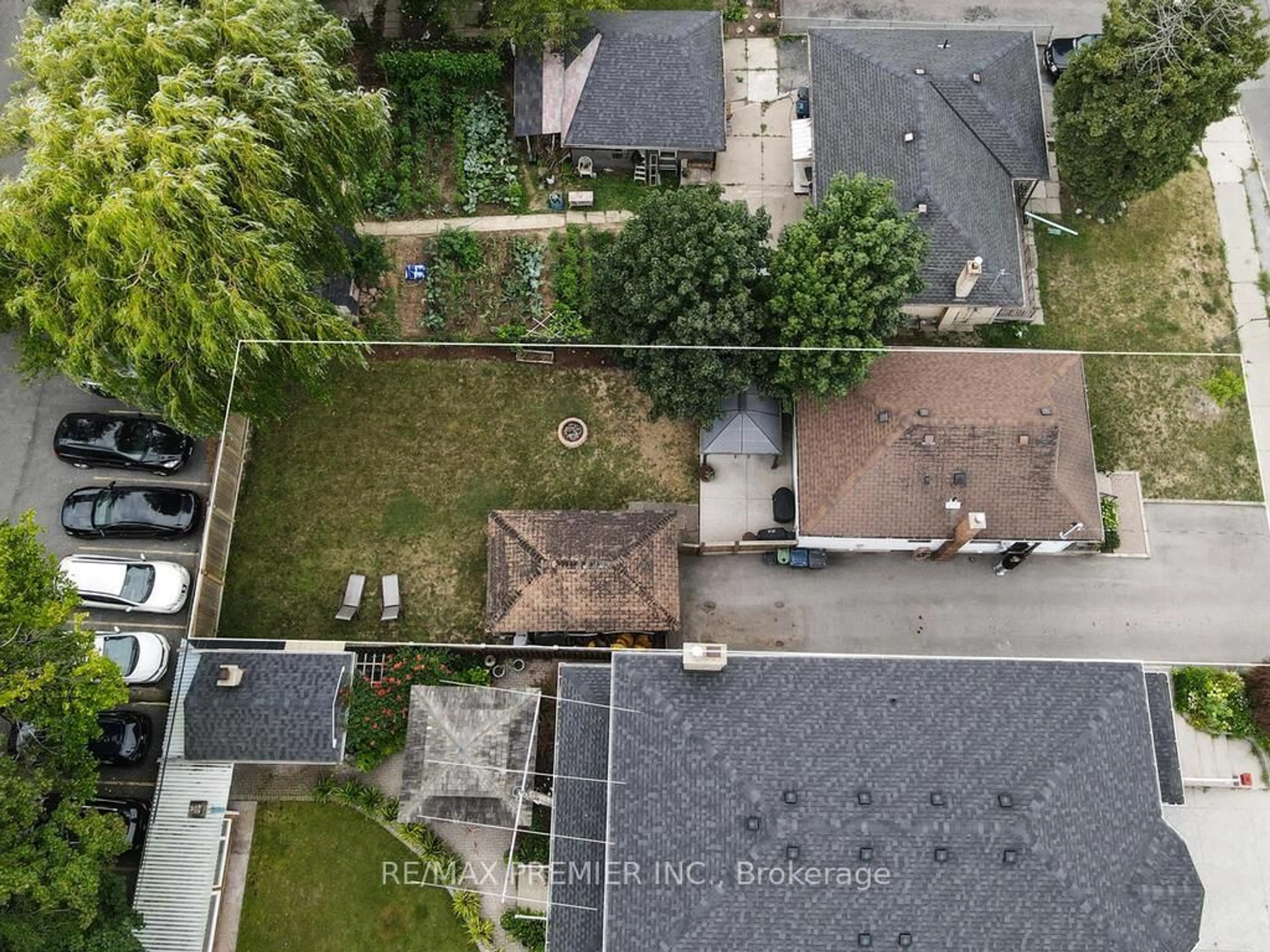 A pic from outside/outdoor area/front of a property/back of a property/a pic from drone, street for 1223 Glencairn Ave, Toronto Ontario M6B 2B6