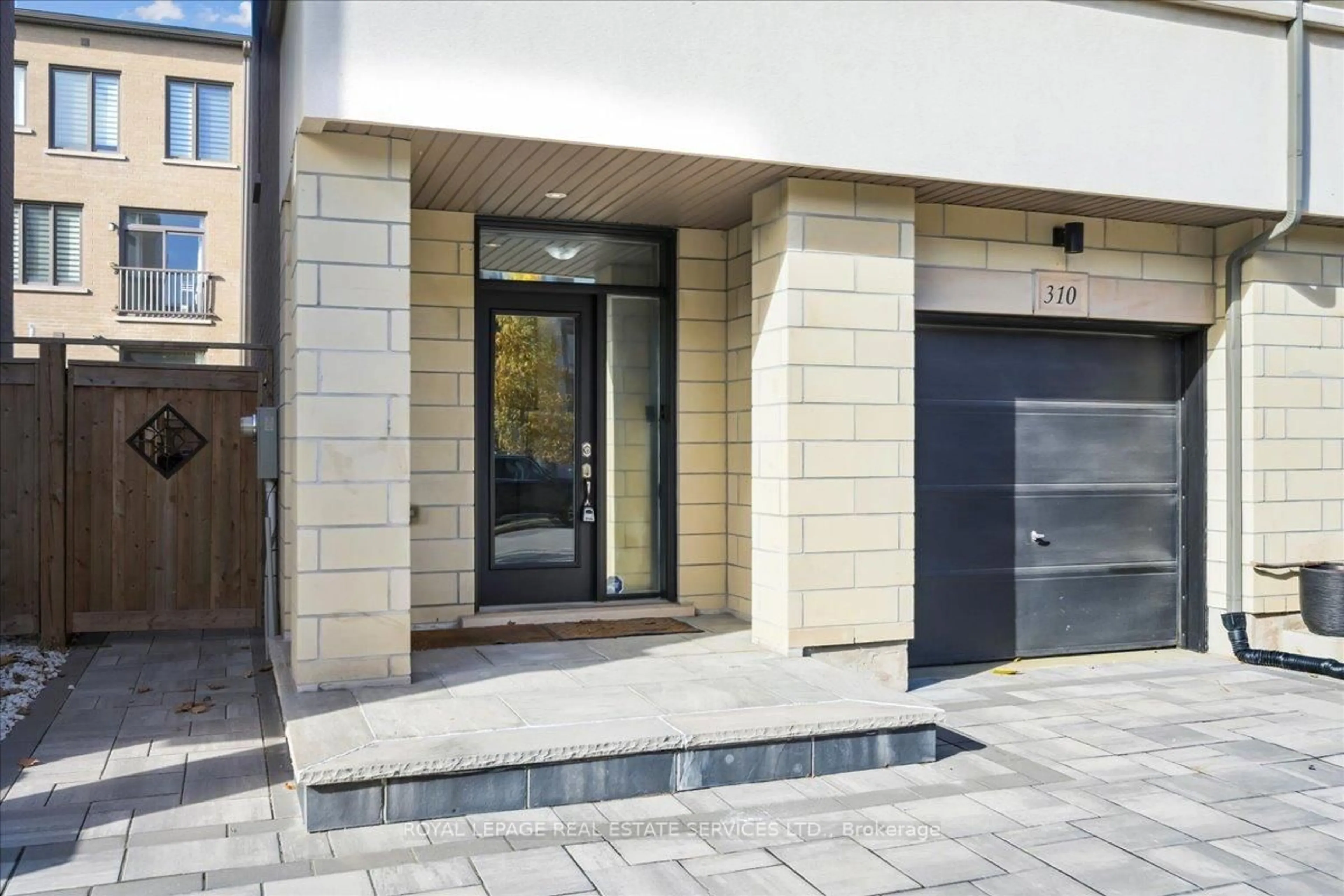 Indoor foyer for 310 Squire Cres, Oakville Ontario L6H 0L9