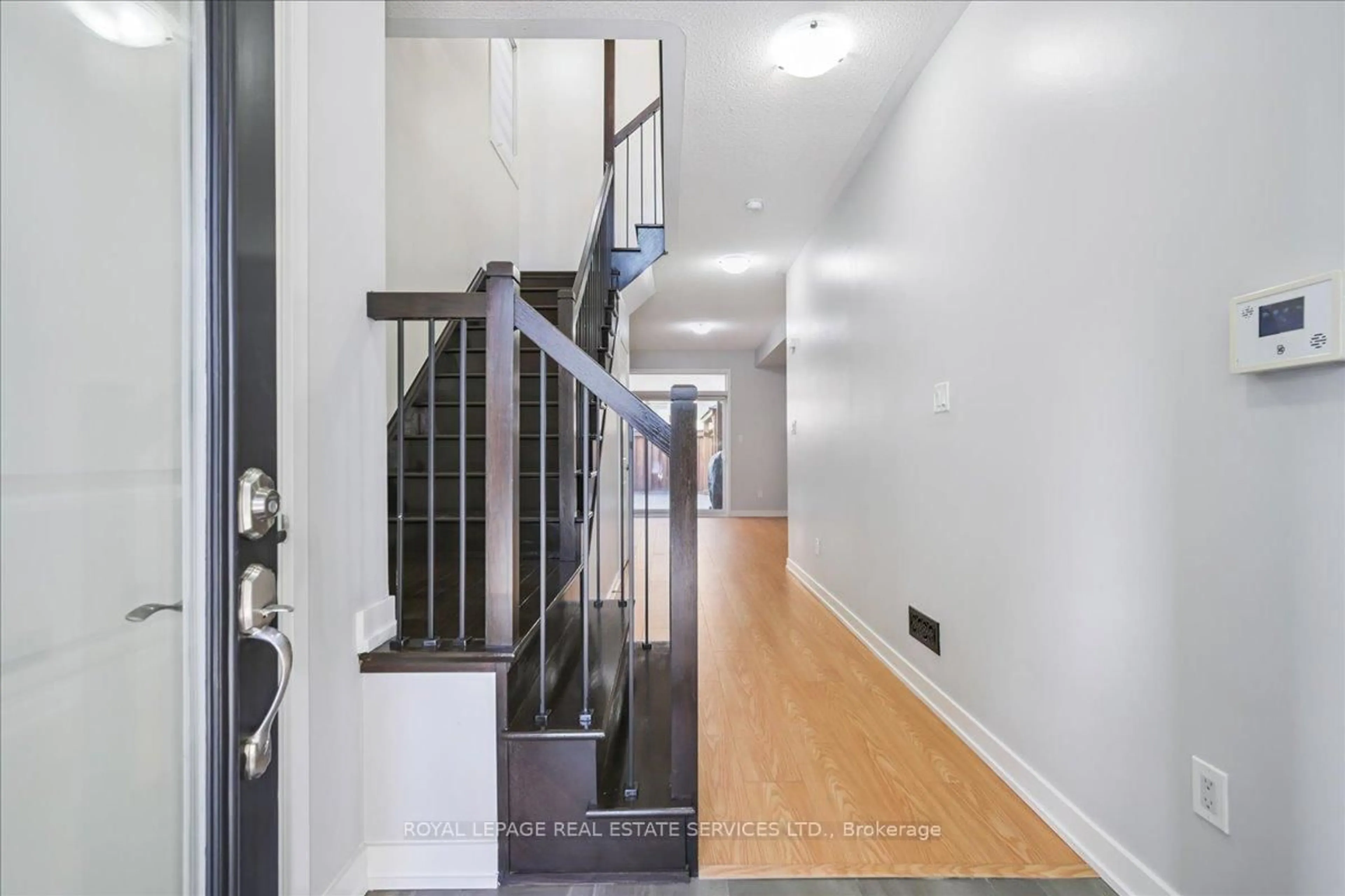 Indoor foyer for 310 Squire Cres, Oakville Ontario L6H 0L9