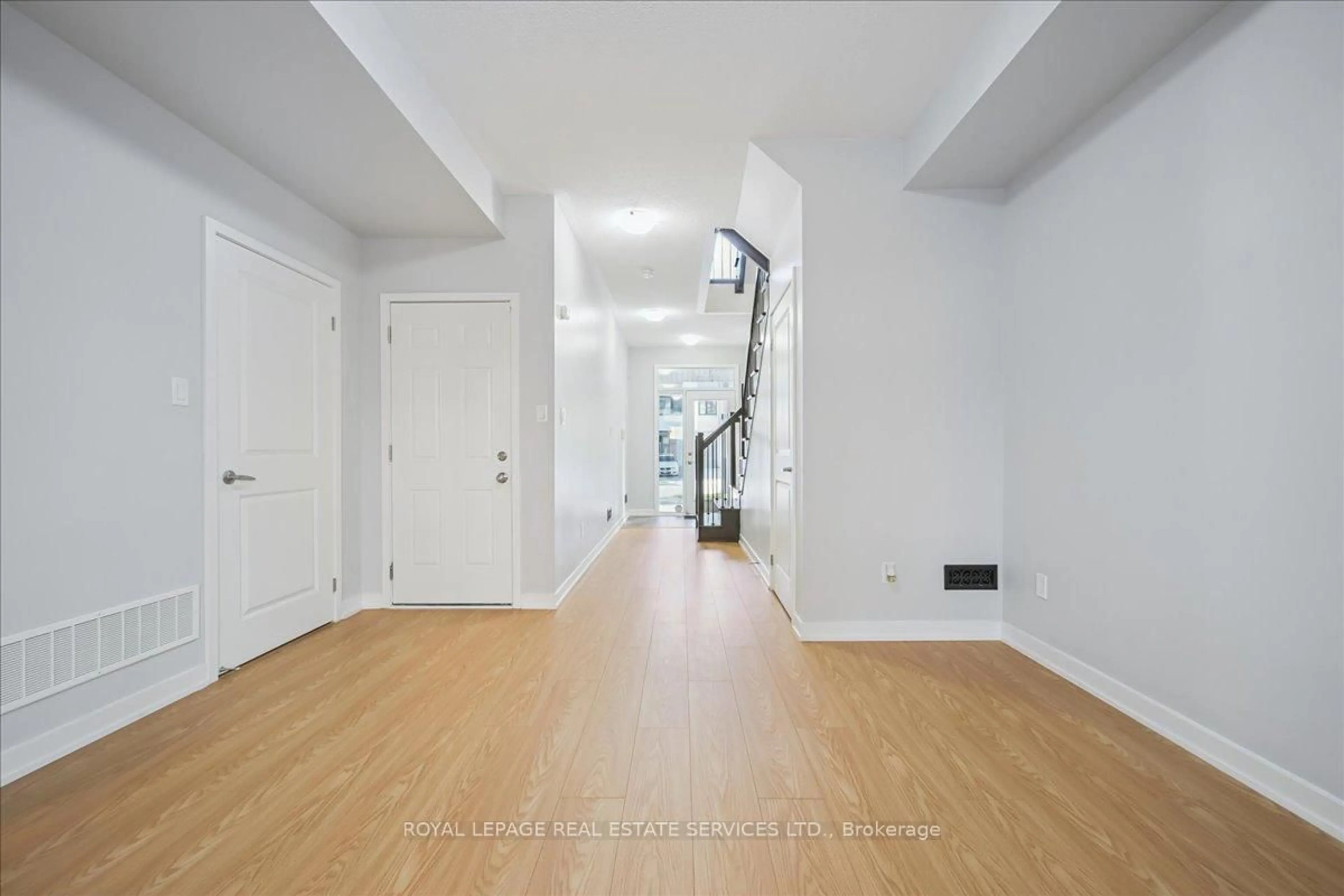 Indoor foyer for 310 Squire Cres, Oakville Ontario L6H 0L9