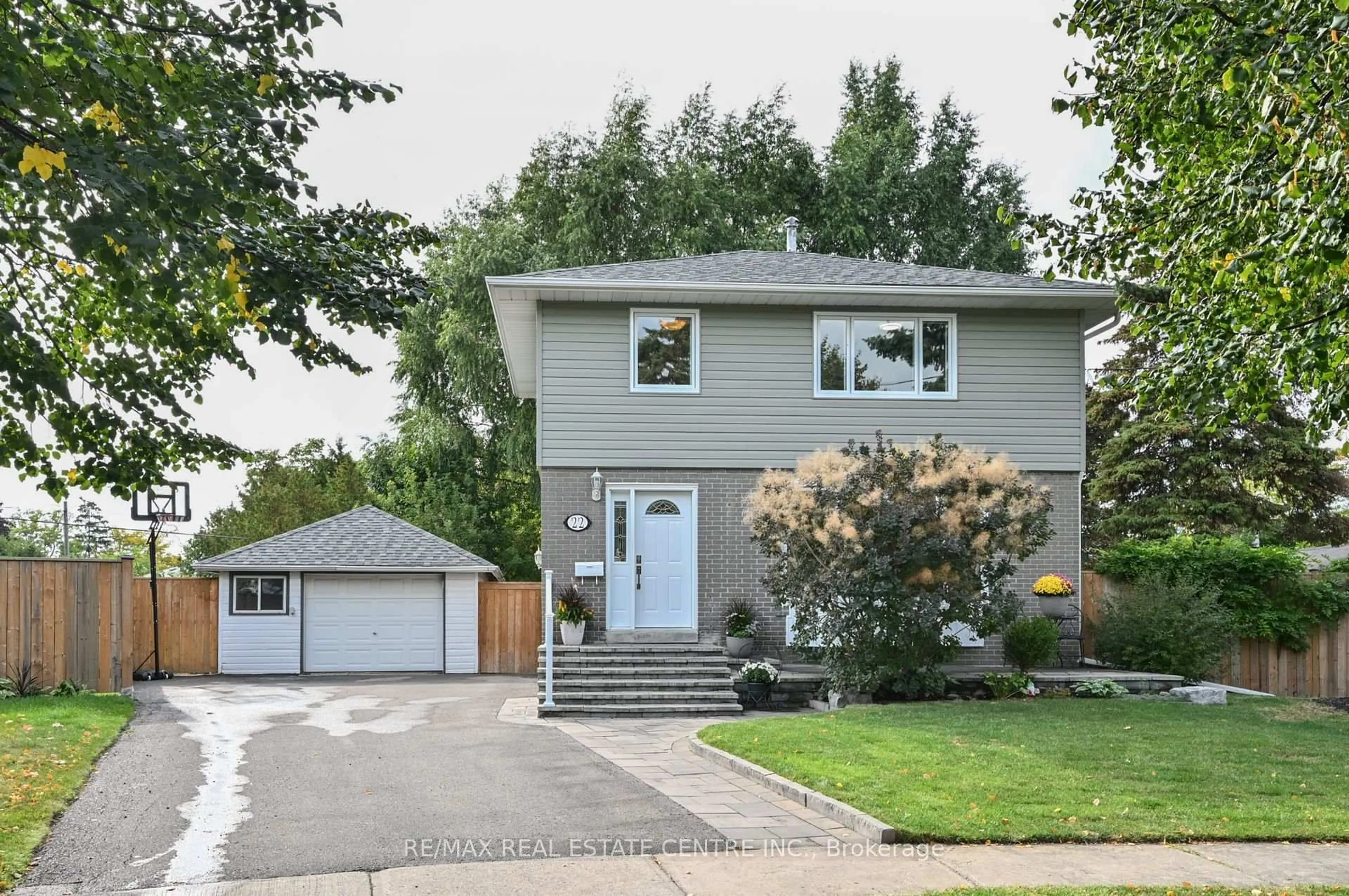 Home with vinyl exterior material, street for 22 Morpeth Rd, Brampton Ontario L6W 2Z2