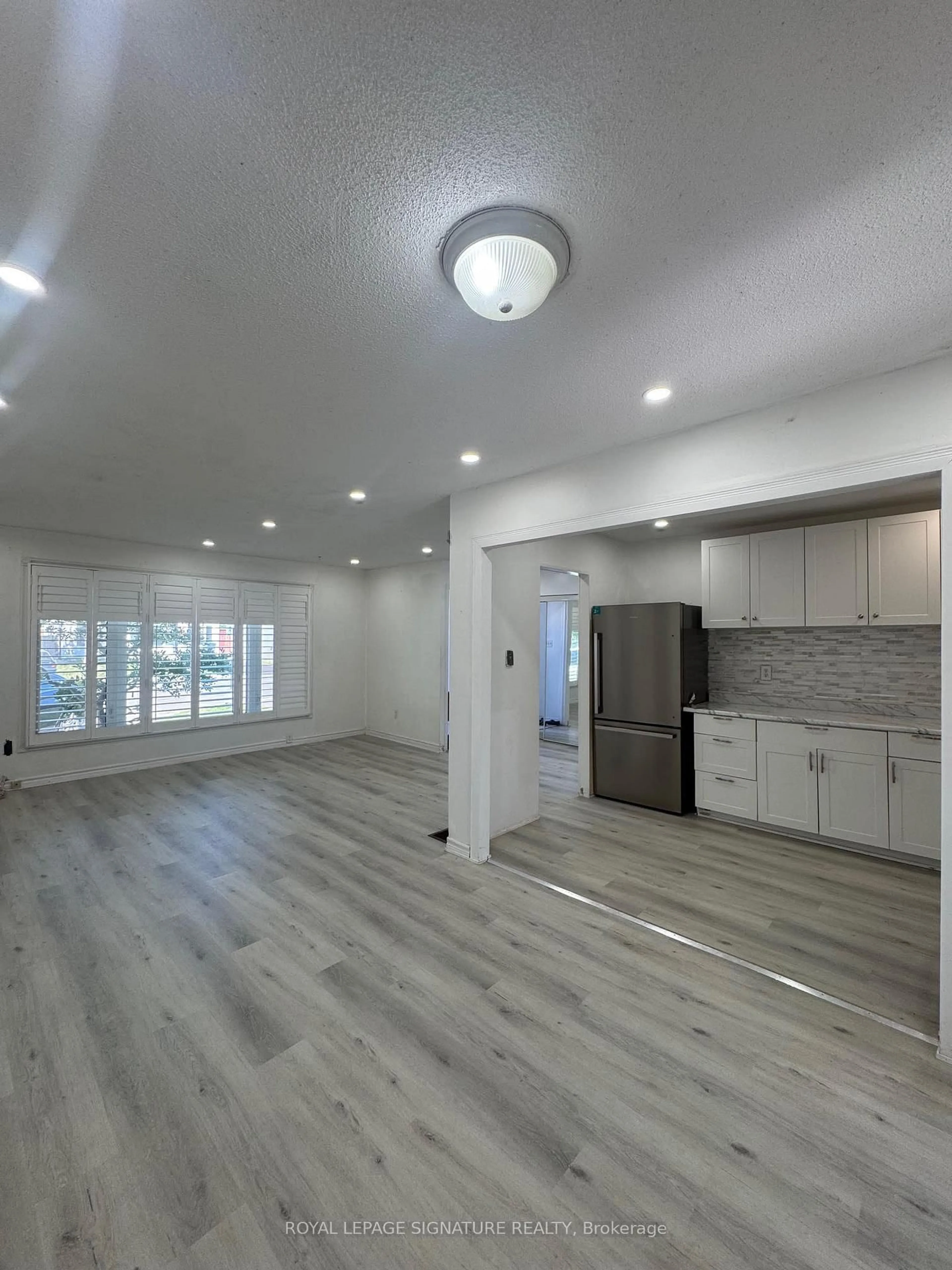 Open concept kitchen, wood/laminate floor for 10 Heatherside Crt, Brampton Ontario L6S 1N9