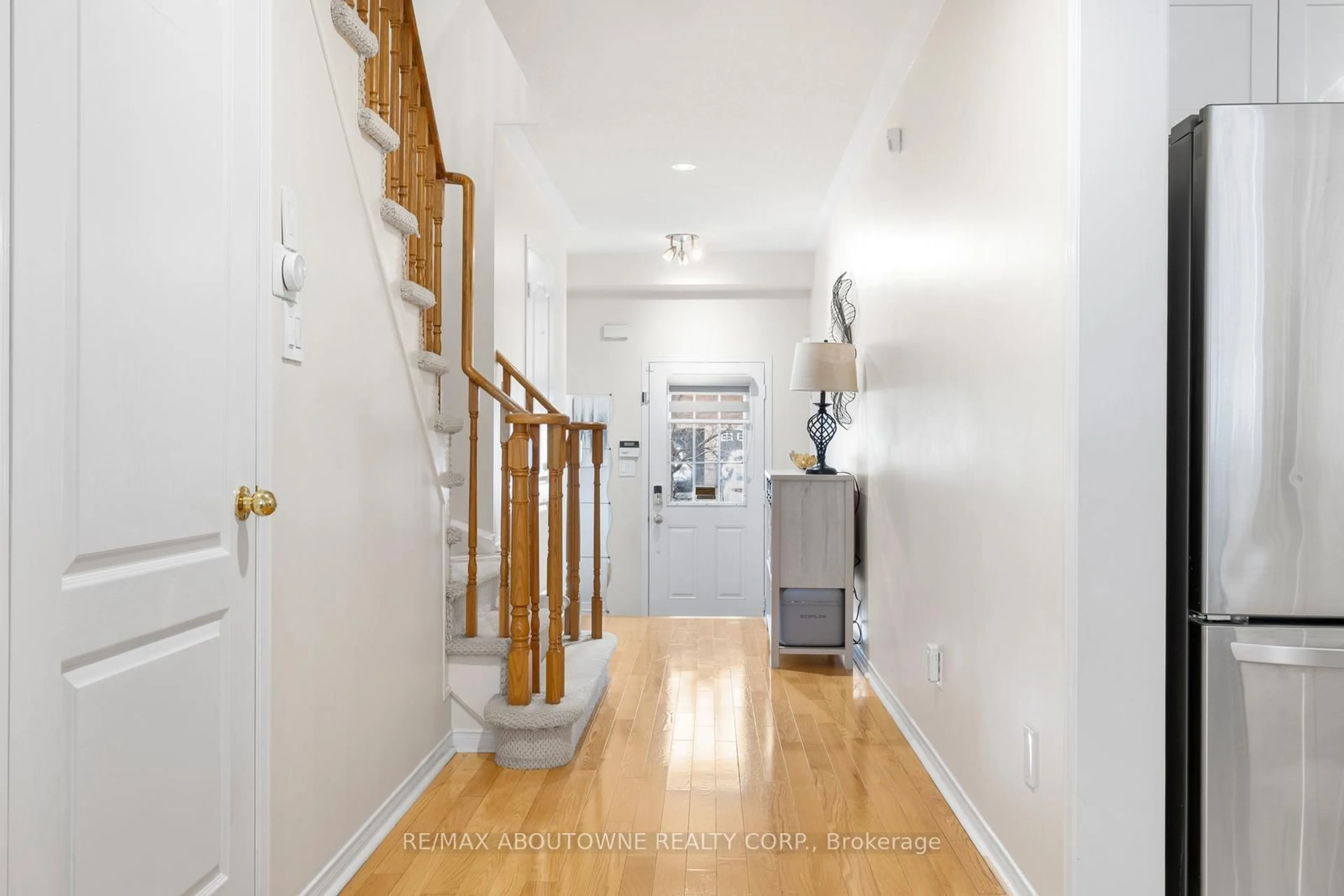 Indoor foyer for 3962 Stardust Dr, Mississauga Ontario L5M 8A5