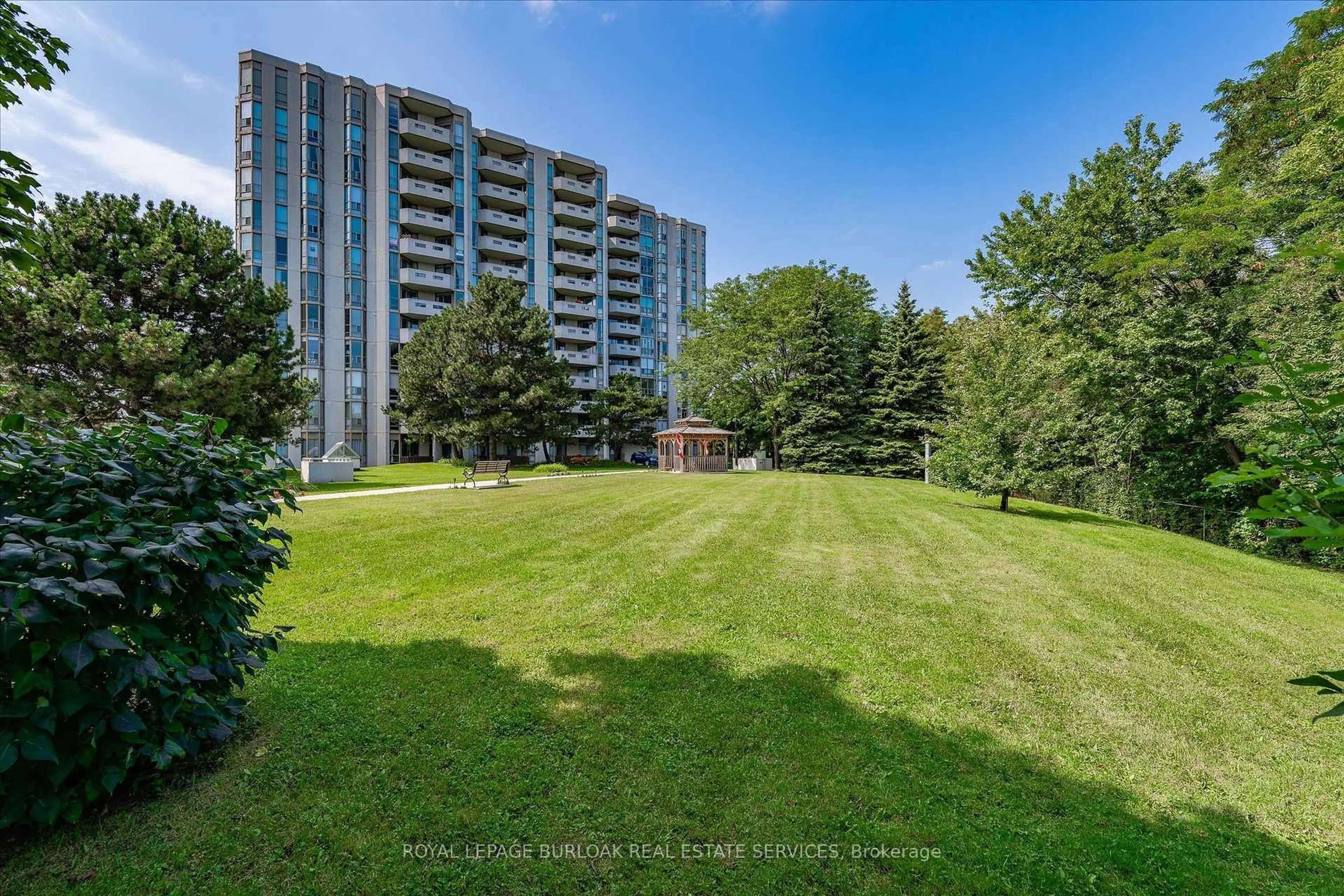A pic from outside/outdoor area/front of a property/back of a property/a pic from drone, unknown for 5090 Pinedale Ave #1107, Burlington Ontario L7L 5V8