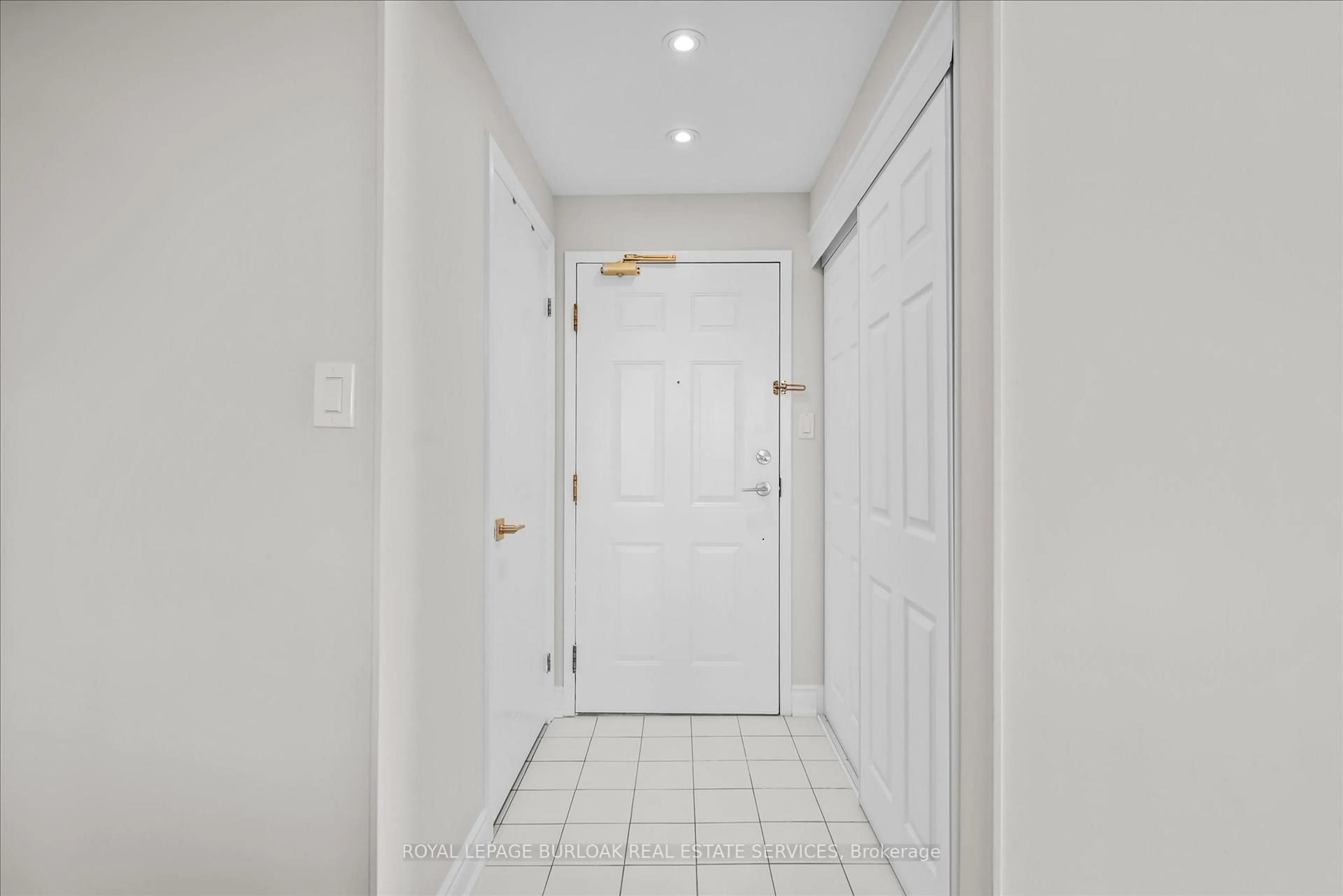 Indoor entryway for 5090 Pinedale Ave #1107, Burlington Ontario L7L 5V8