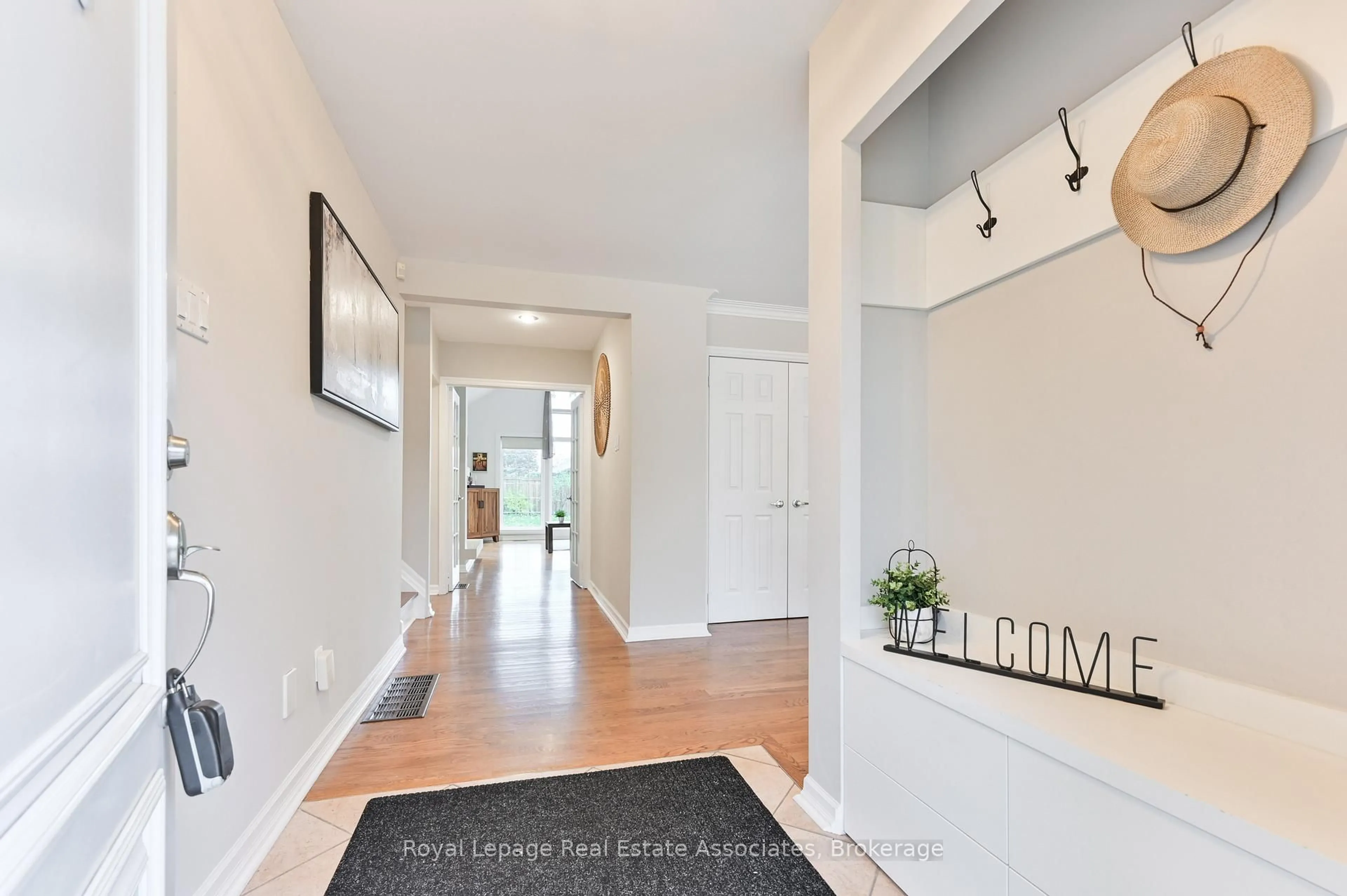 Indoor entryway for 39 Shipley Rd, Toronto Ontario M9R 3H9