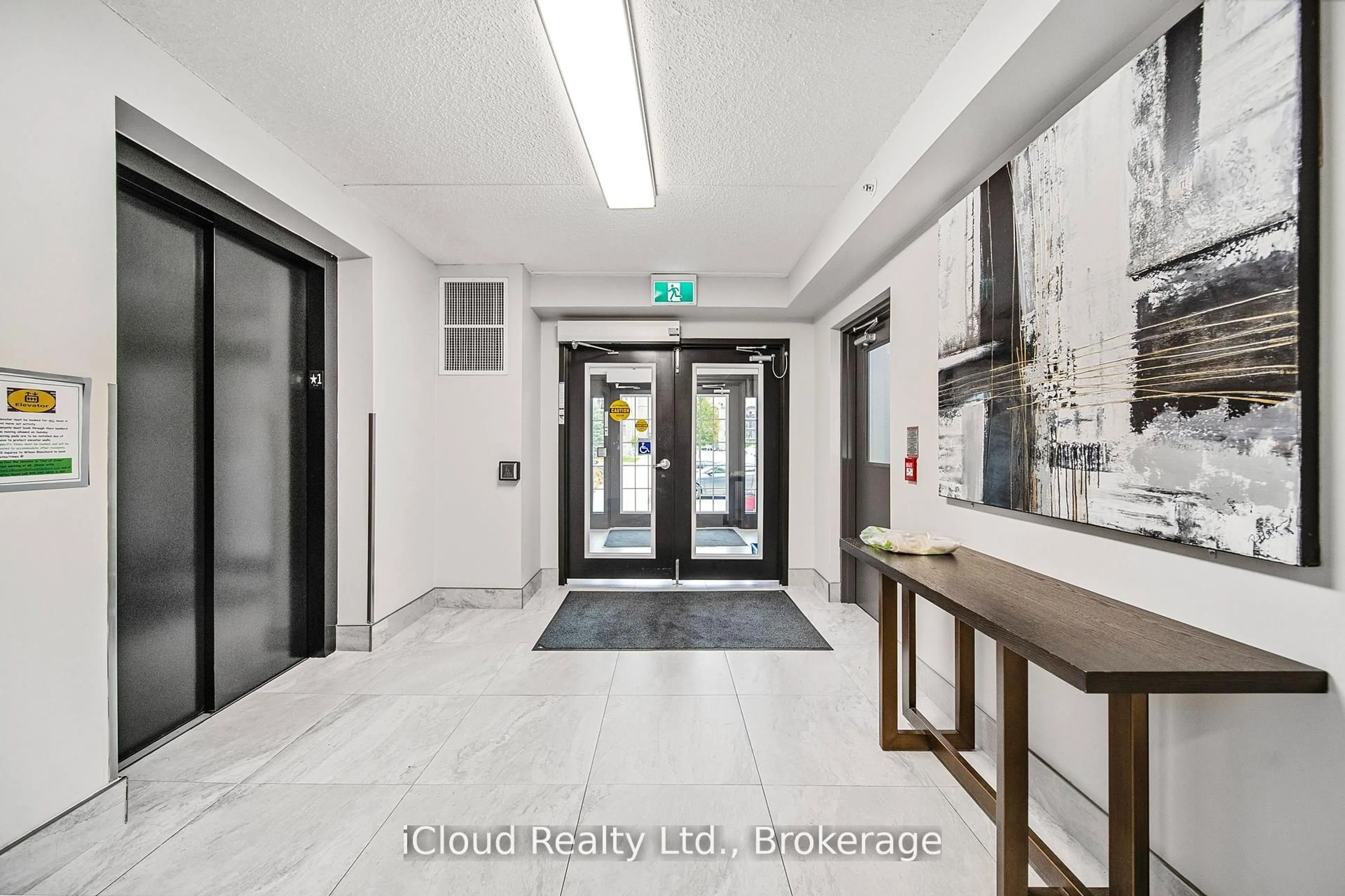 Indoor foyer for 1440 Main St #411, Milton Ontario L9T 8W3