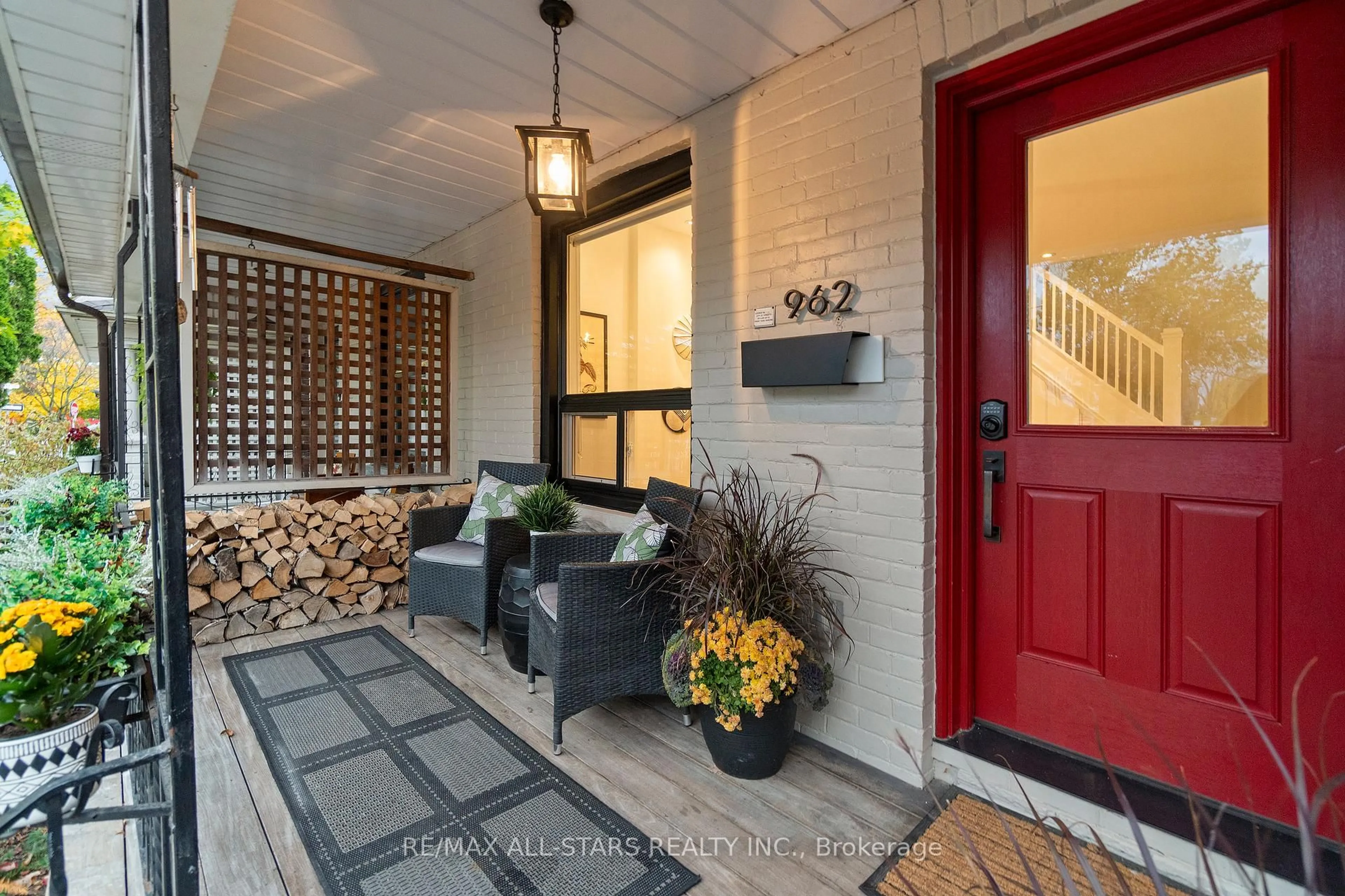 Indoor entryway for 962 Shaw St, Toronto Ontario M6G 3M7