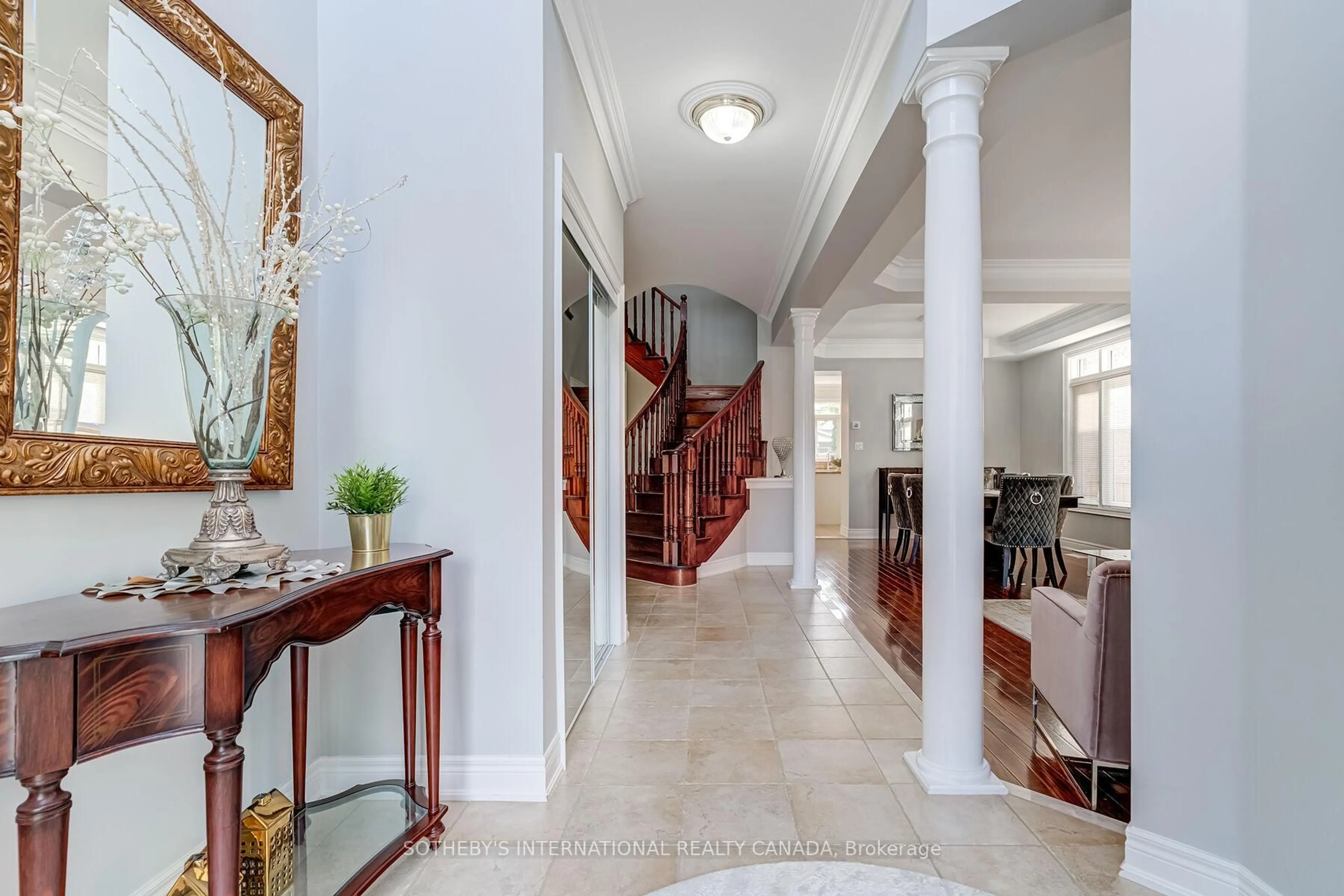 Indoor foyer for 5 Xavier Crt, Brampton Ontario L6Y 5S1