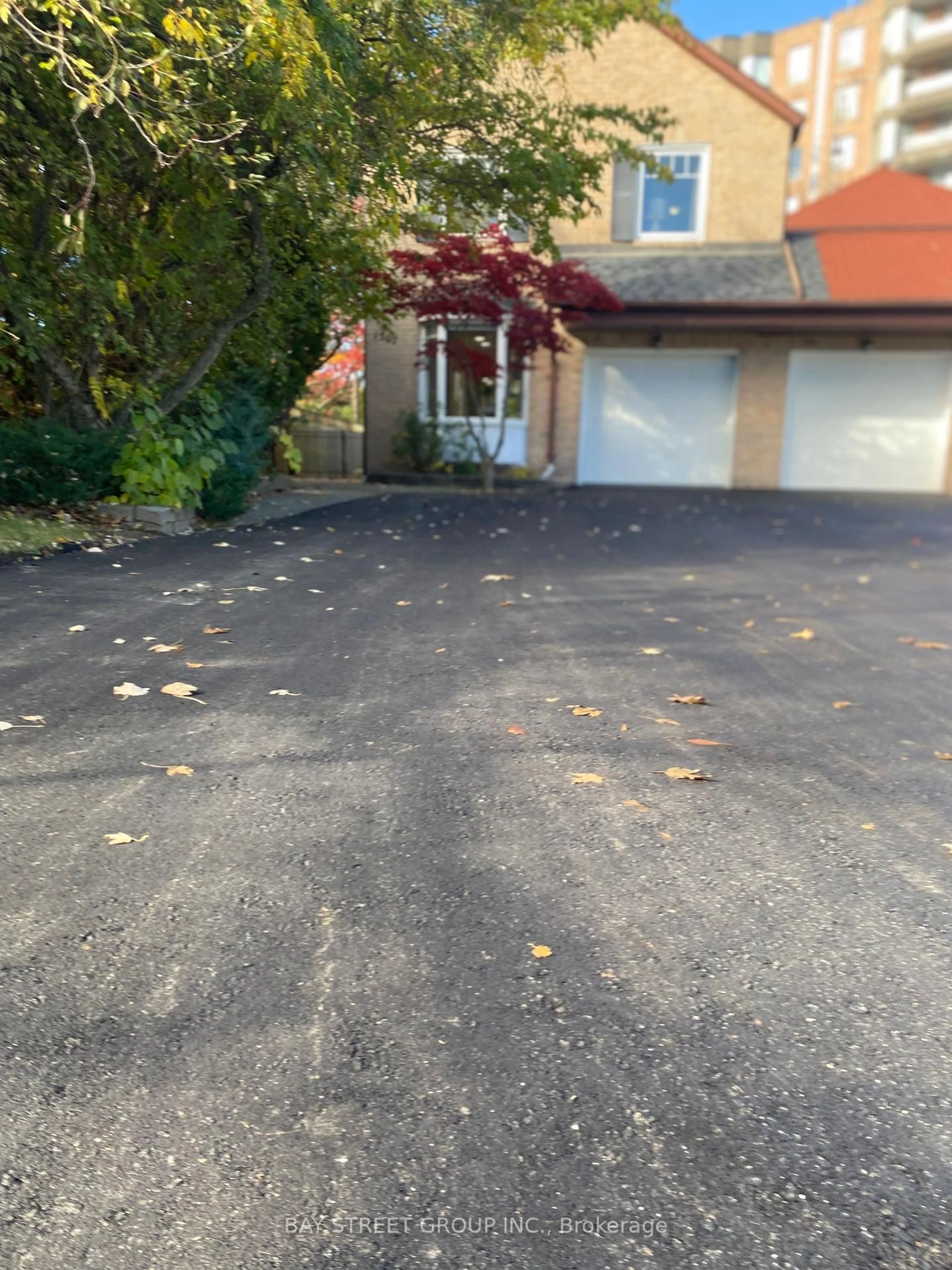 A pic from outside/outdoor area/front of a property/back of a property/a pic from drone, street for 1307 Barberry Green, Oakville Ontario L6M 2A7