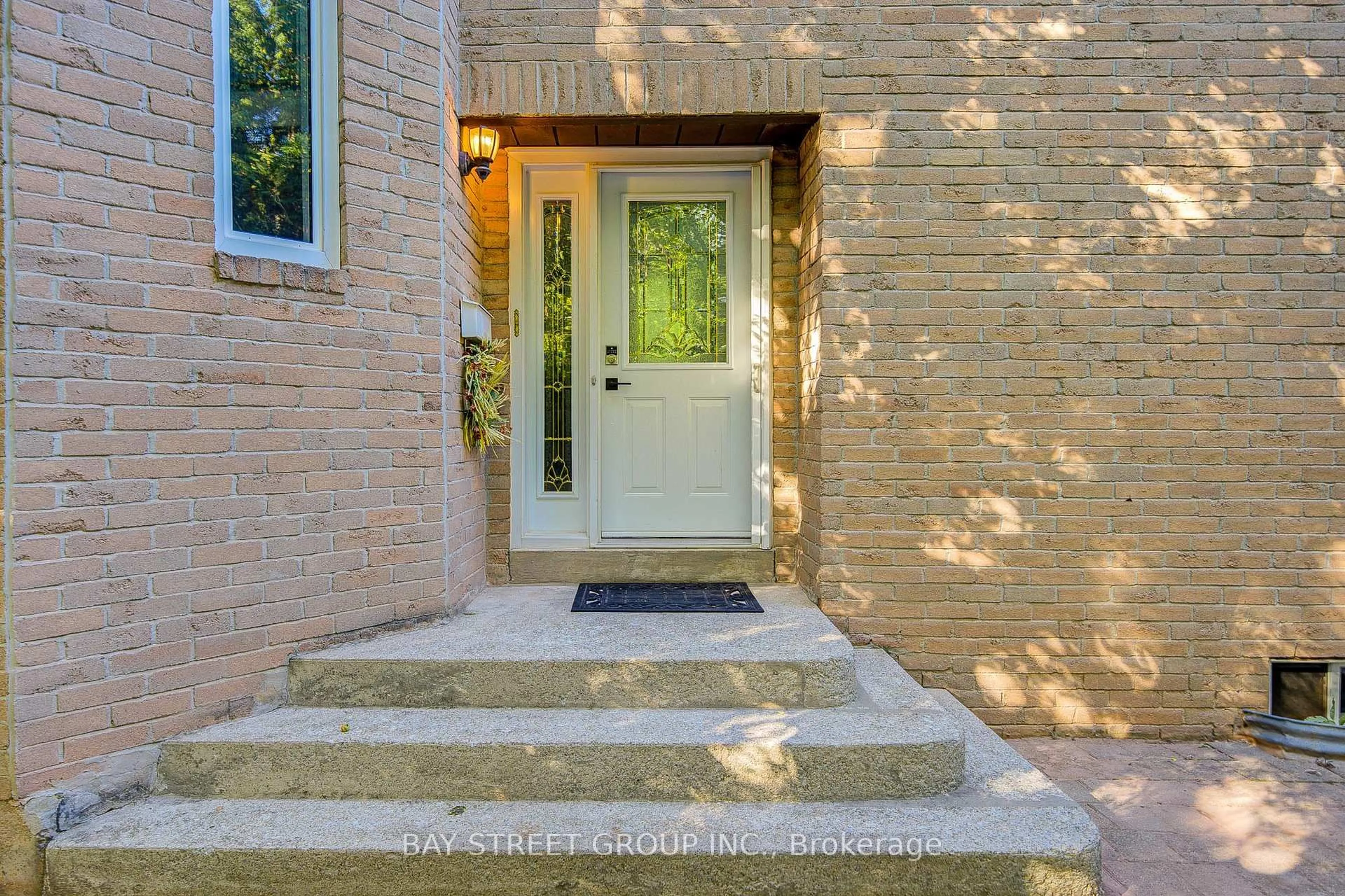 Indoor entryway for 1307 Barberry Green, Oakville Ontario L6M 2A7