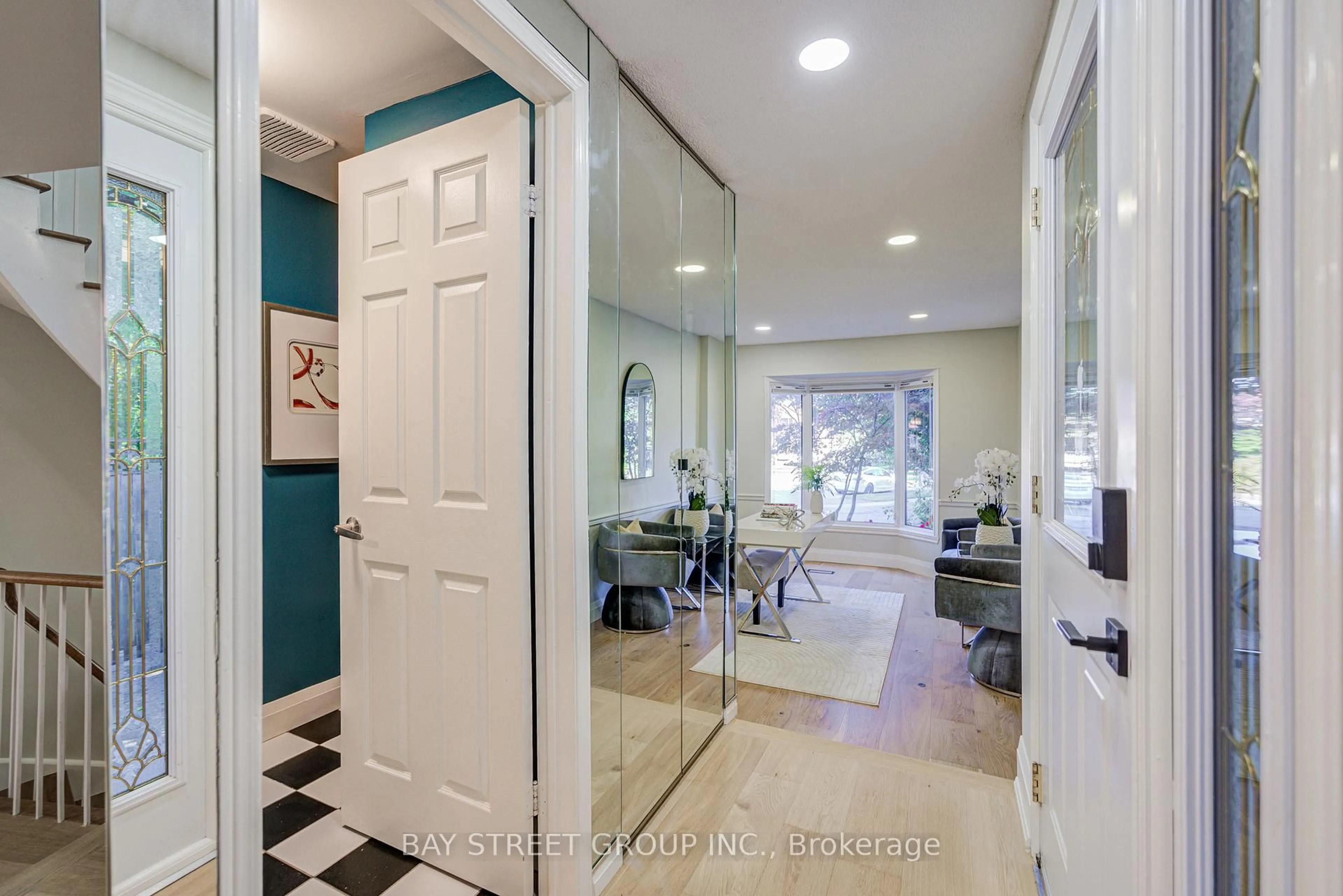 Indoor entryway for 1307 Barberry Green, Oakville Ontario L6M 2A7