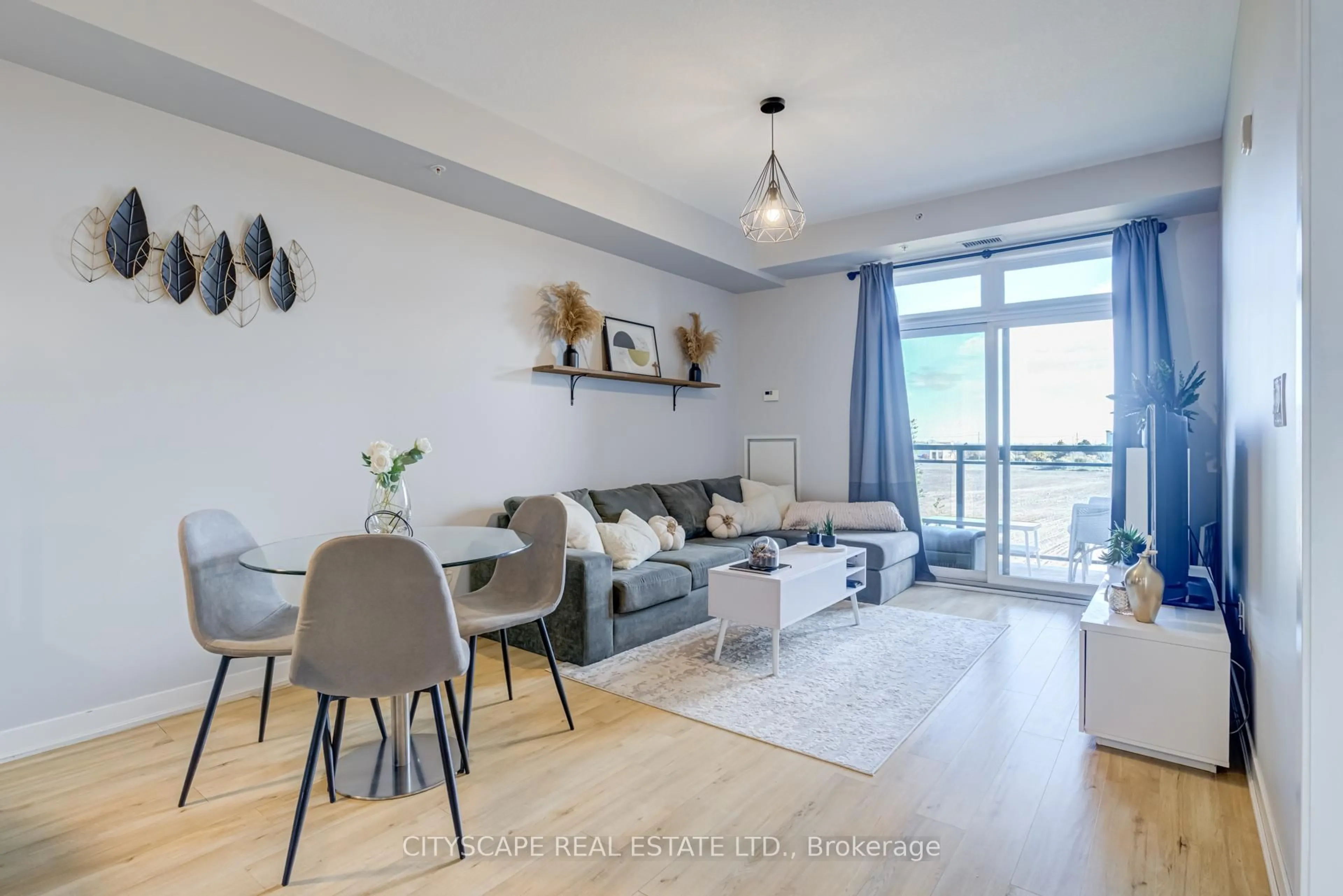 Living room with furniture, unknown for 5010 Corporate Dr #332, Burlington Ontario L7L 0H6