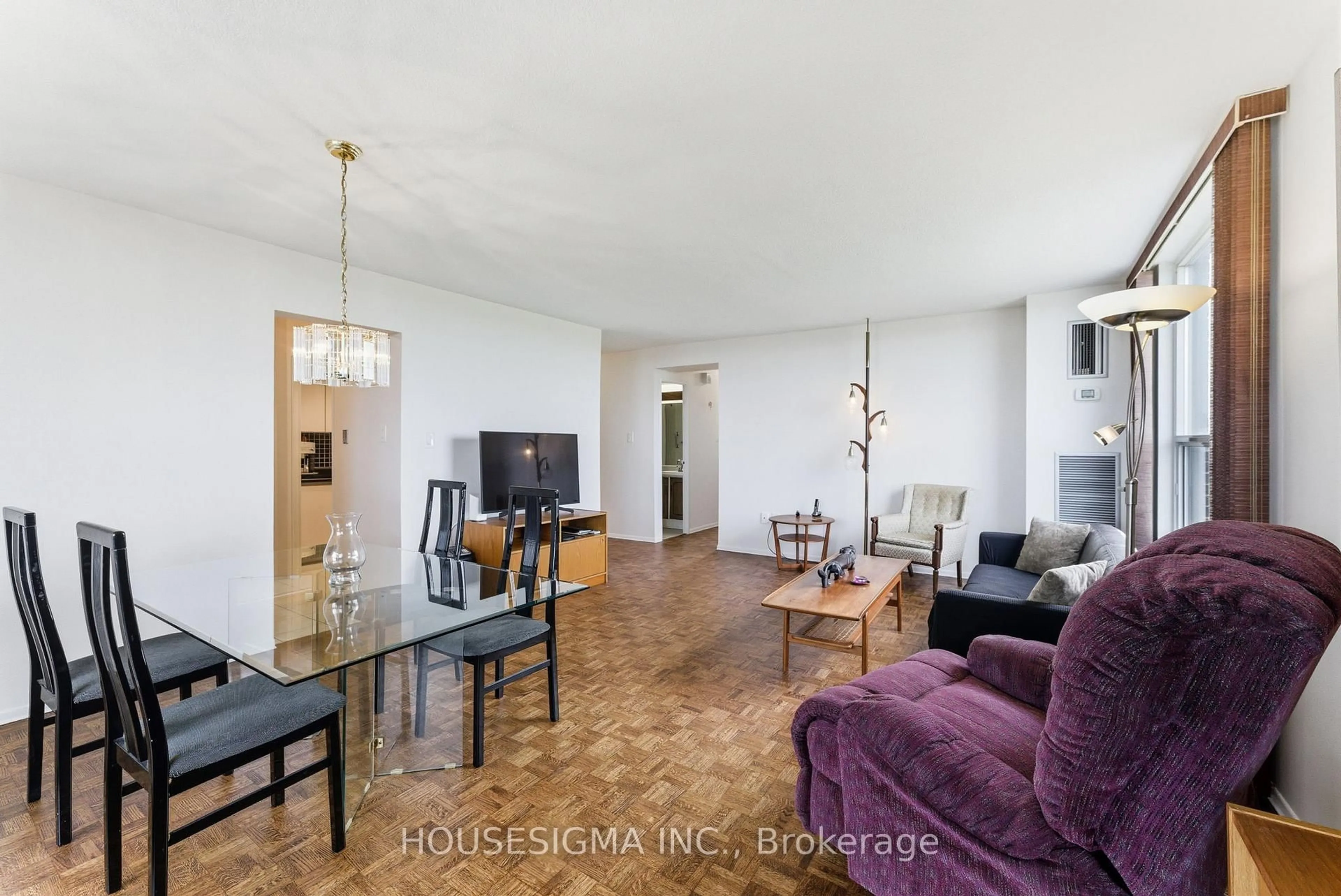 Living room with furniture, unknown for 1535 Lakeshore Rd #2006, Mississauga Ontario L5E 3E2